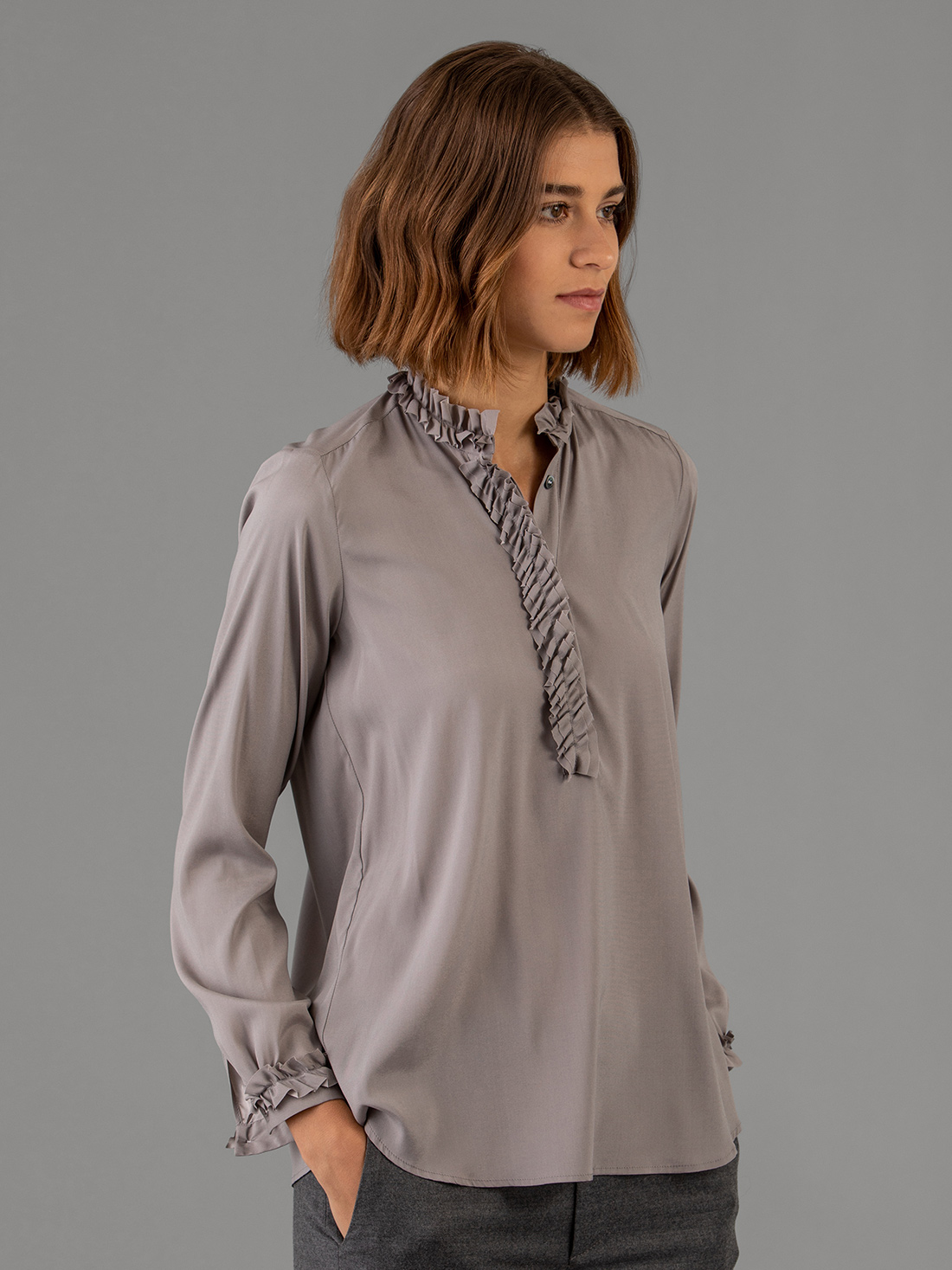 Detailansicht von Seidenbluse mit Rüschung von AGLINI