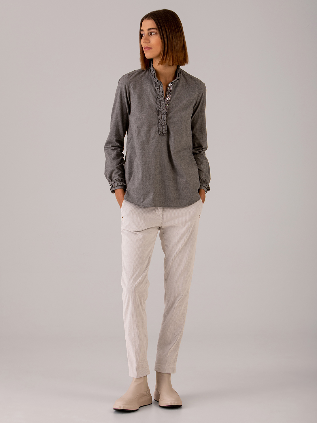 Detailansicht von Baumwollbluse mit Rüschung von AGLINI