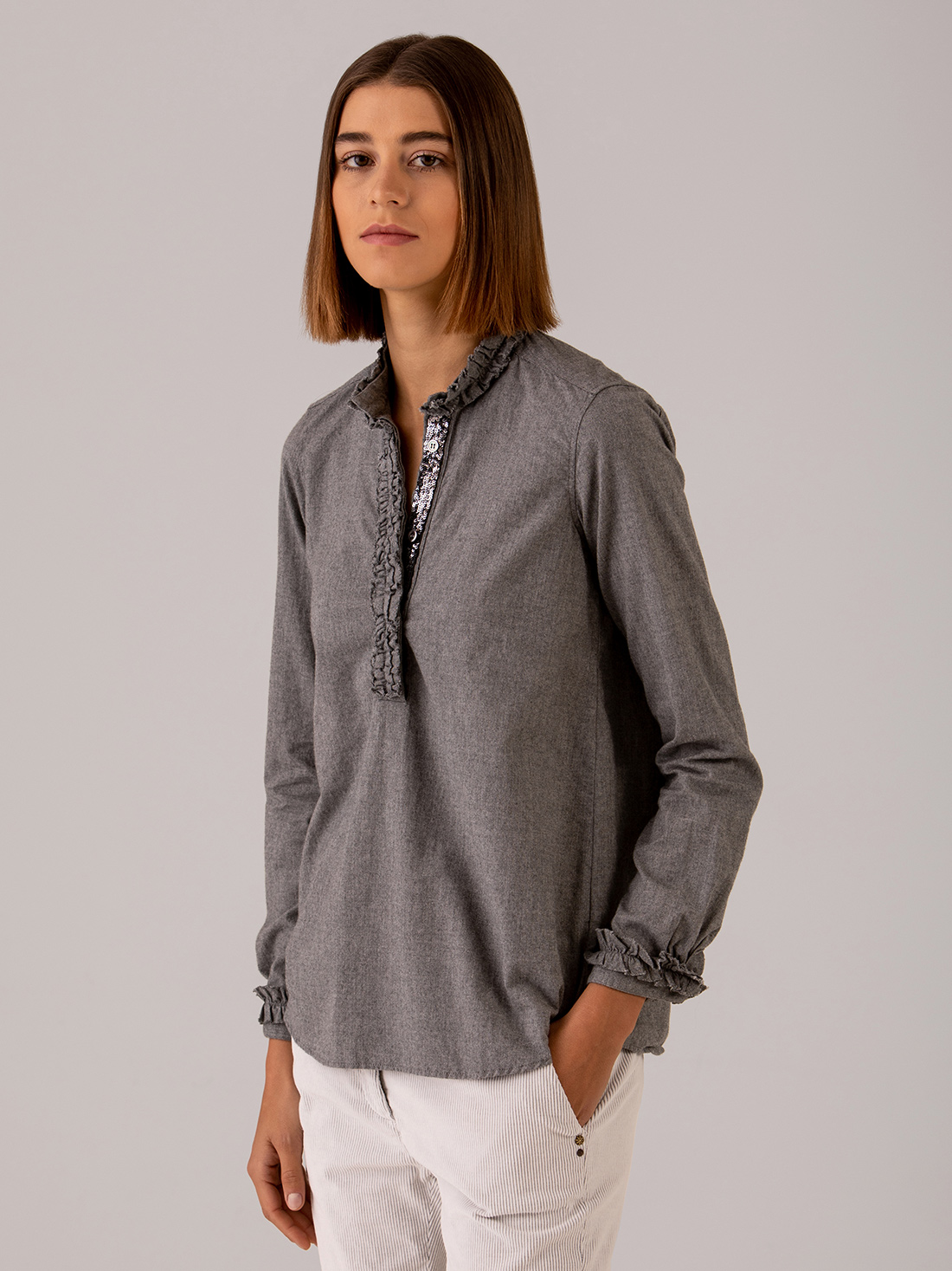 Detailansicht von Baumwollbluse mit Rüschung von AGLINI