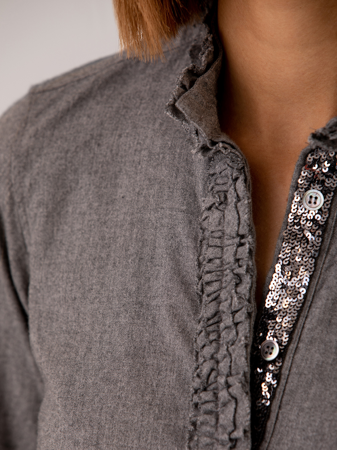 Detailansicht von Baumwollbluse mit Rüschung von AGLINI