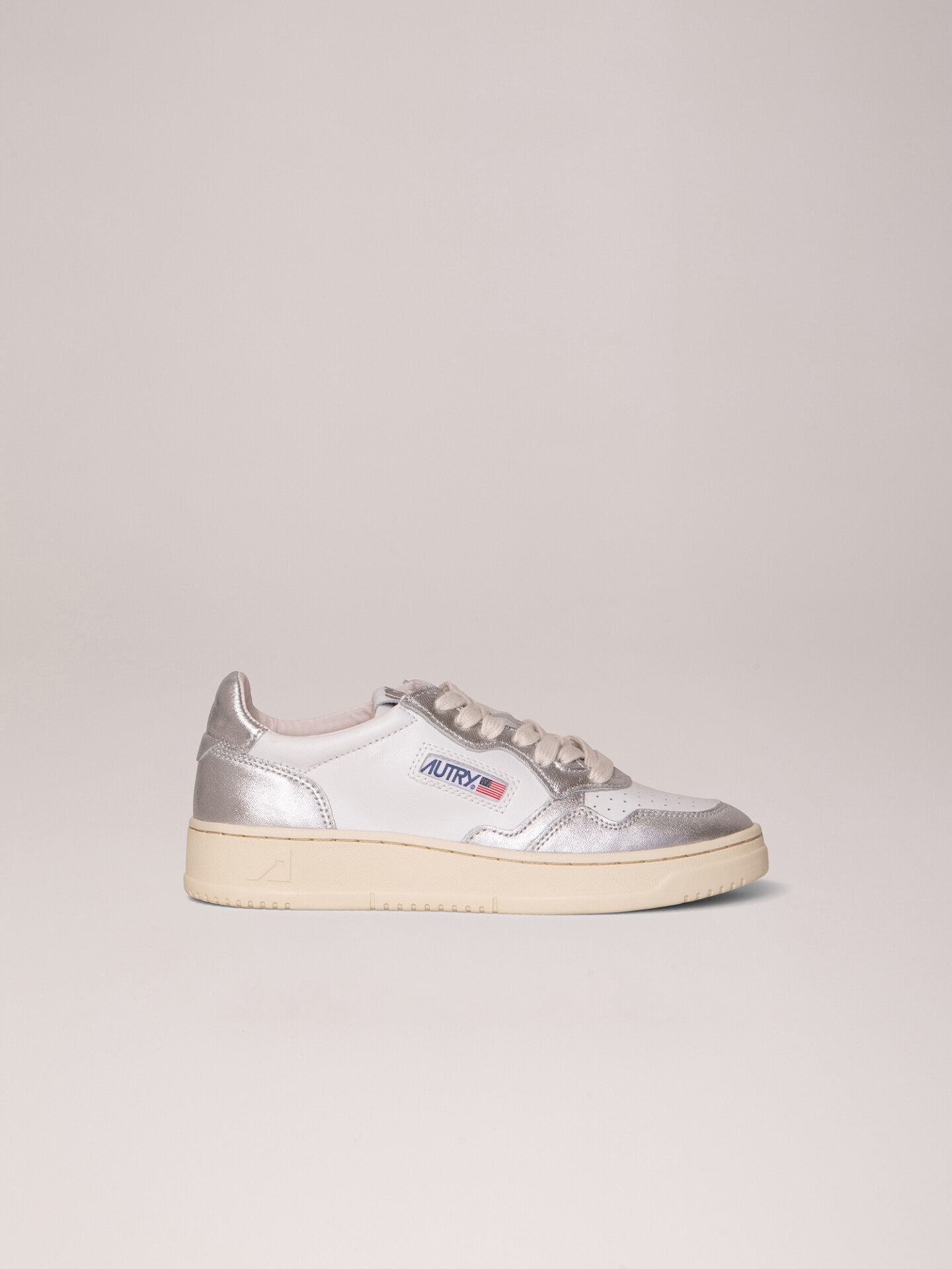 Detailansicht von Sneaker aus Leder von AUTRY