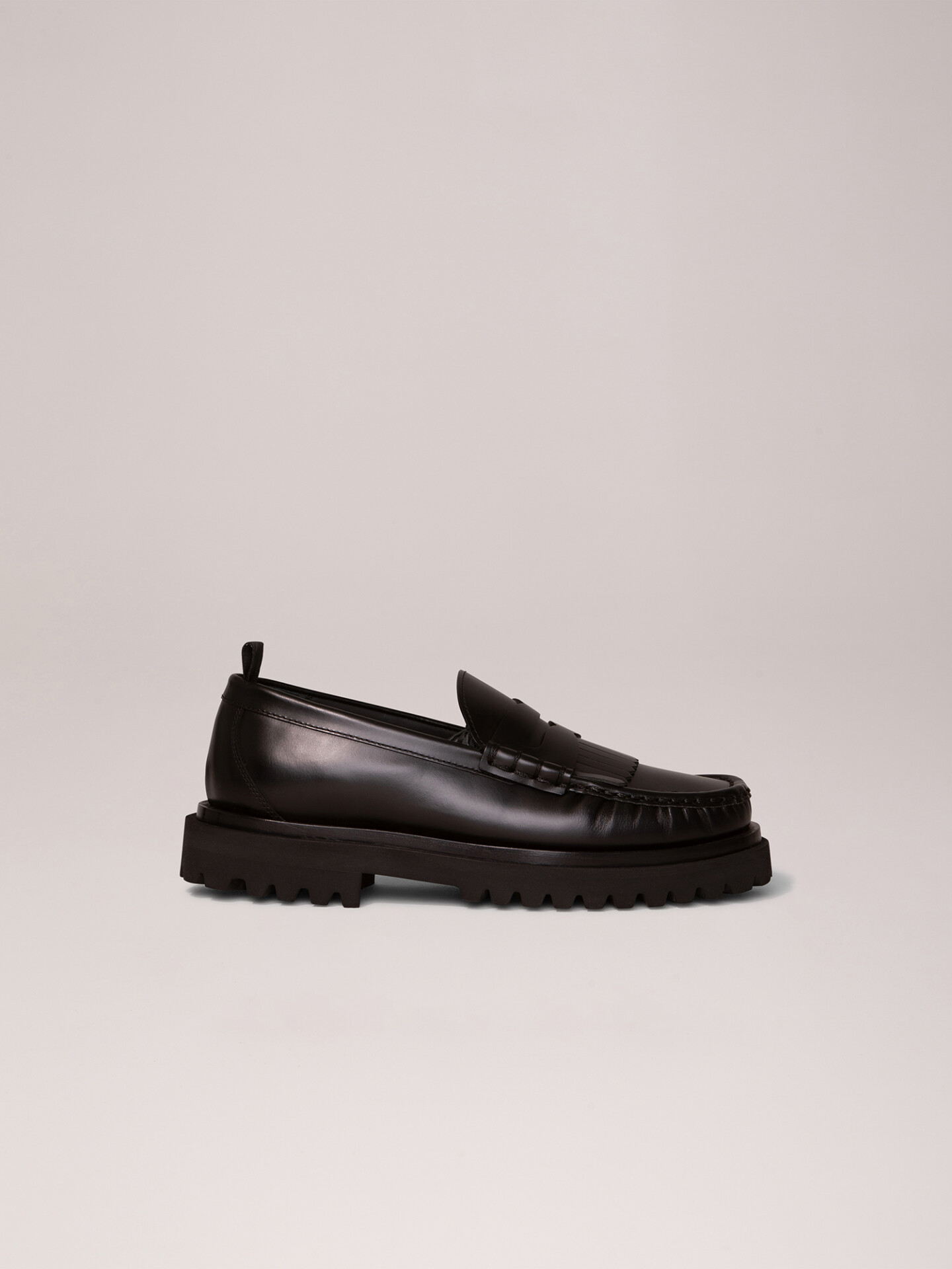 Detailansicht von Loafers aus Leder von OFFICINE CREATIVE