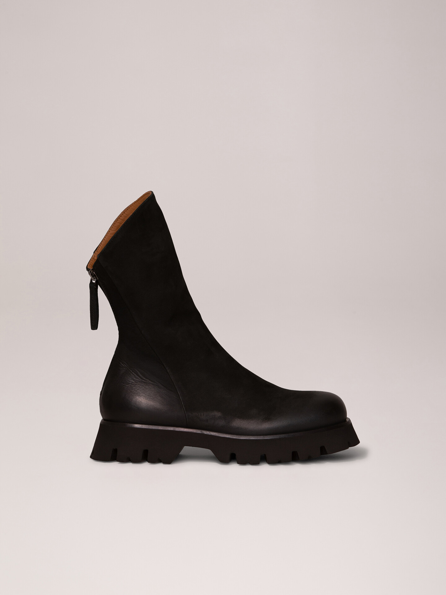 Detailansicht von Boots aus Leder mit asymmetrischem Schaft von THEA MIKA