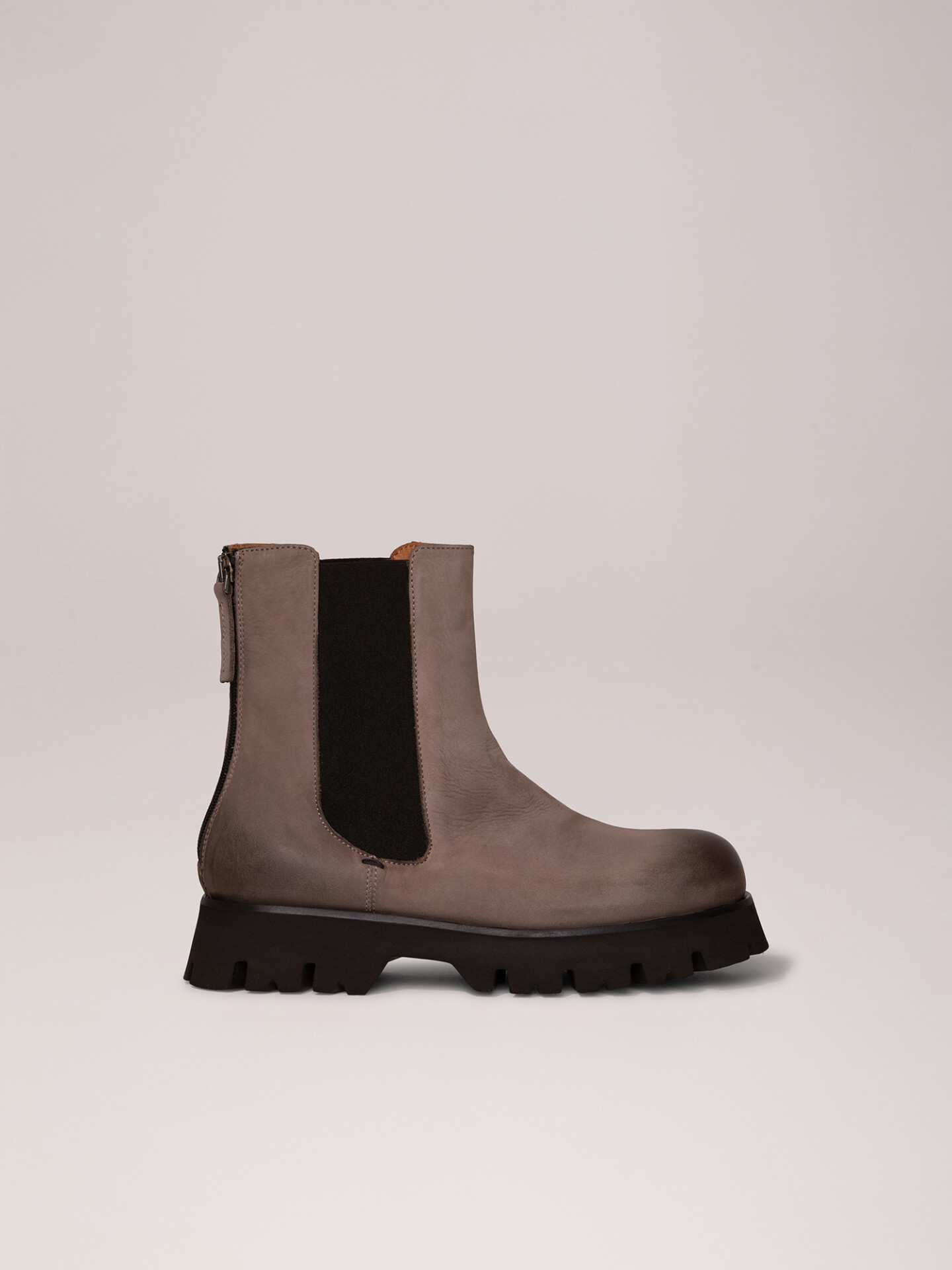 Detailansicht von Chelsea-Boots aus Leder von THEA MIKA