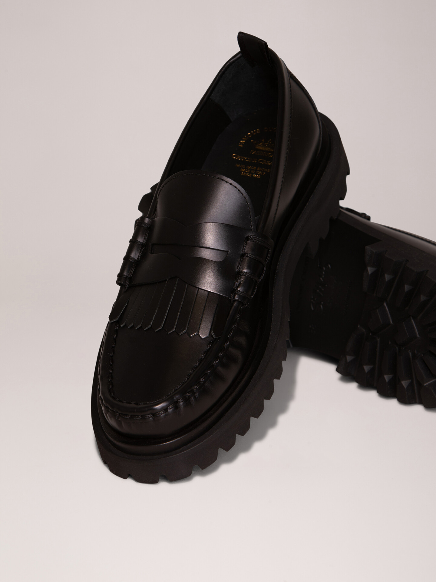 Detailansicht von Loafers aus Leder von OFFICINE CREATIVE