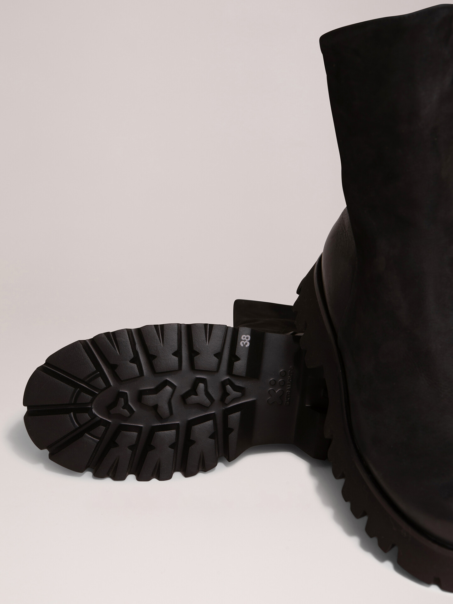 Detailansicht von Boots aus Leder mit asymmetrischem Schaft von THEA MIKA