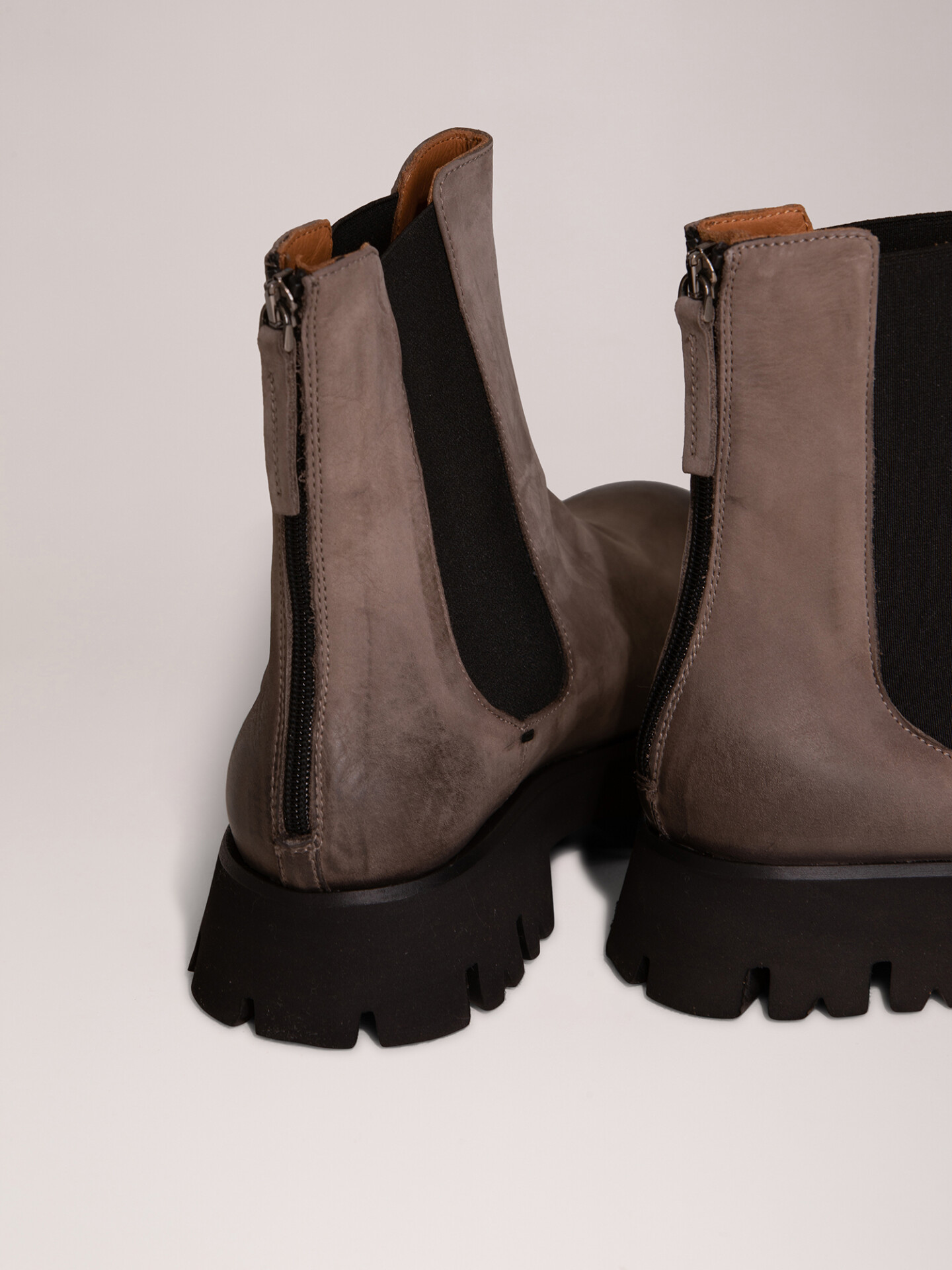 Detailansicht von Chelsea-Boots aus Leder von THEA MIKA