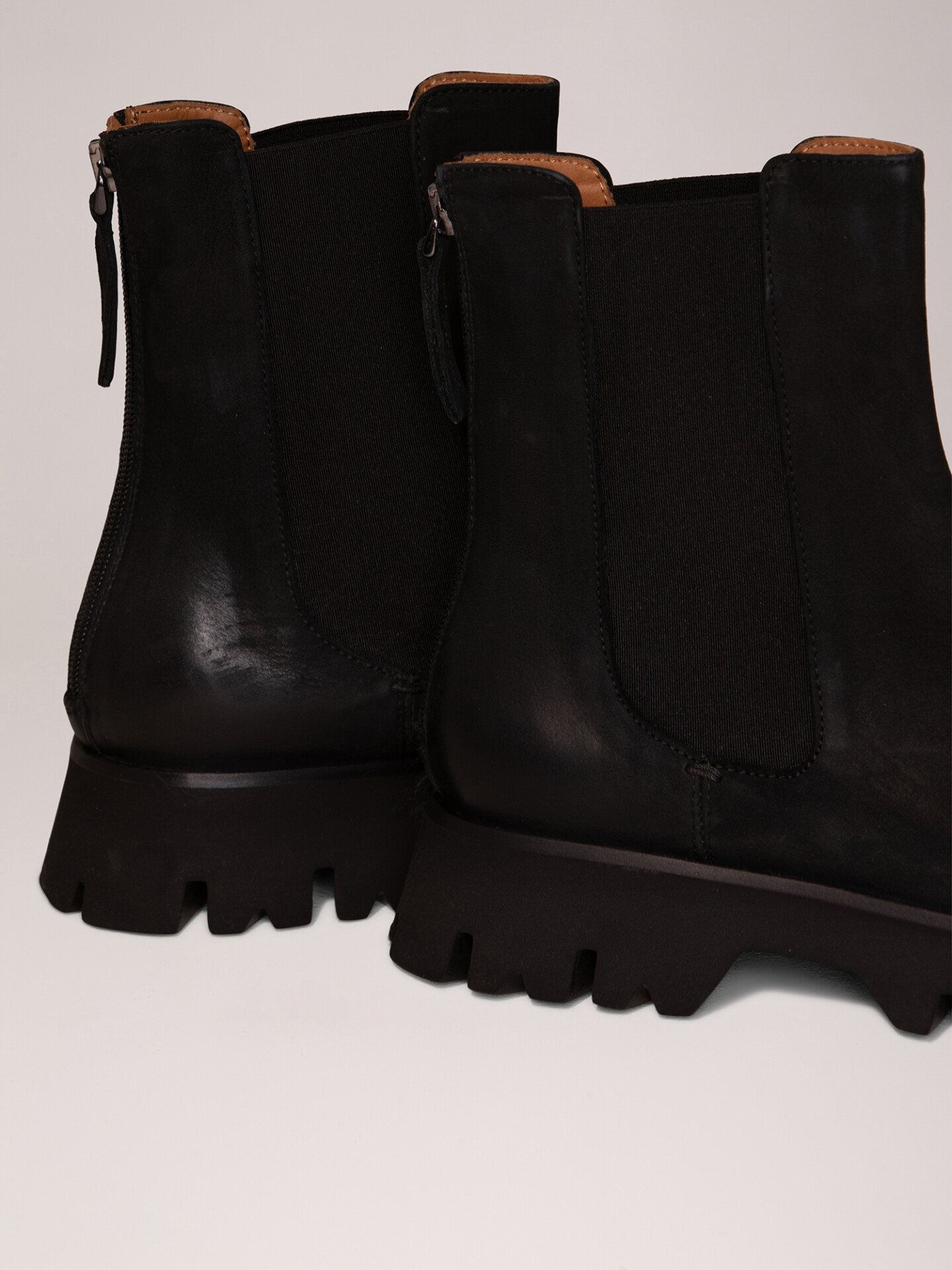 Detailansicht von Chelsea-Boots aus Leder von THEA MIKA