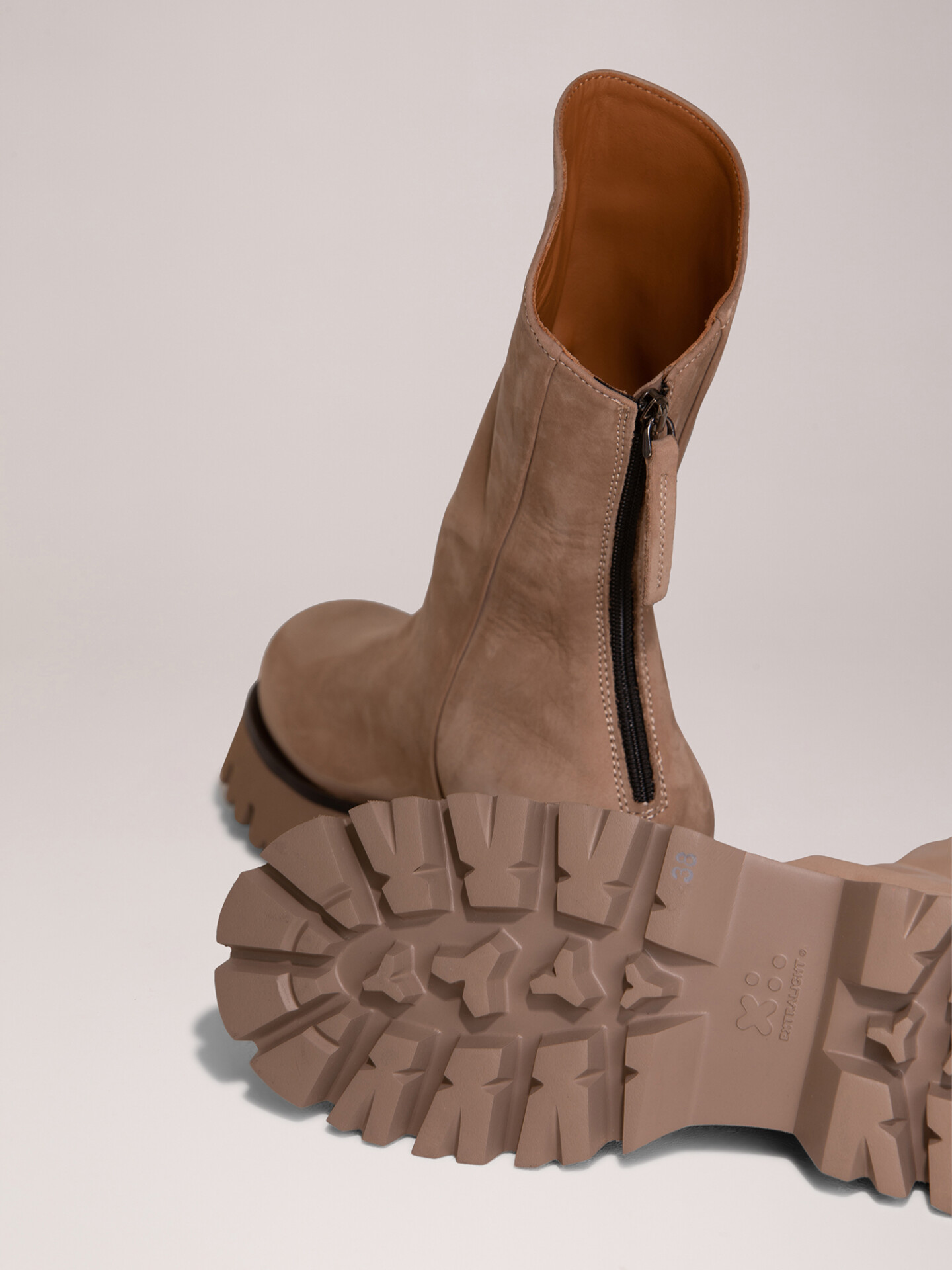 Detailansicht von Boots aus Leder mit asymmetrischem Schaft von THEA MIKA