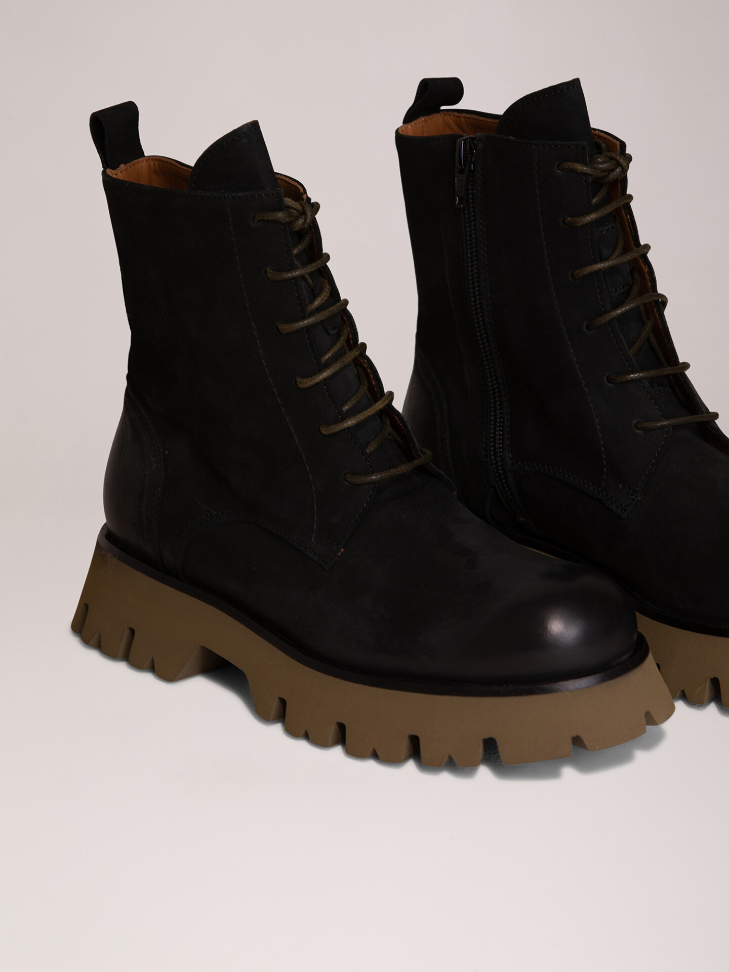 Detailansicht von Chunky-Boots aus Leder von THEA MIKA