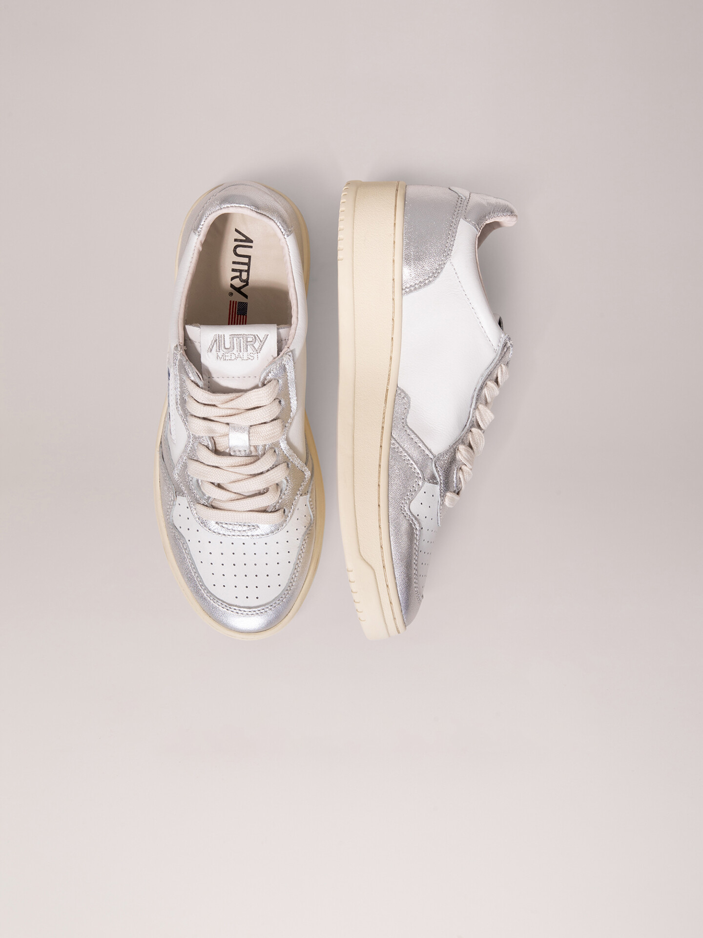 Detailansicht von Sneaker aus Leder von AUTRY