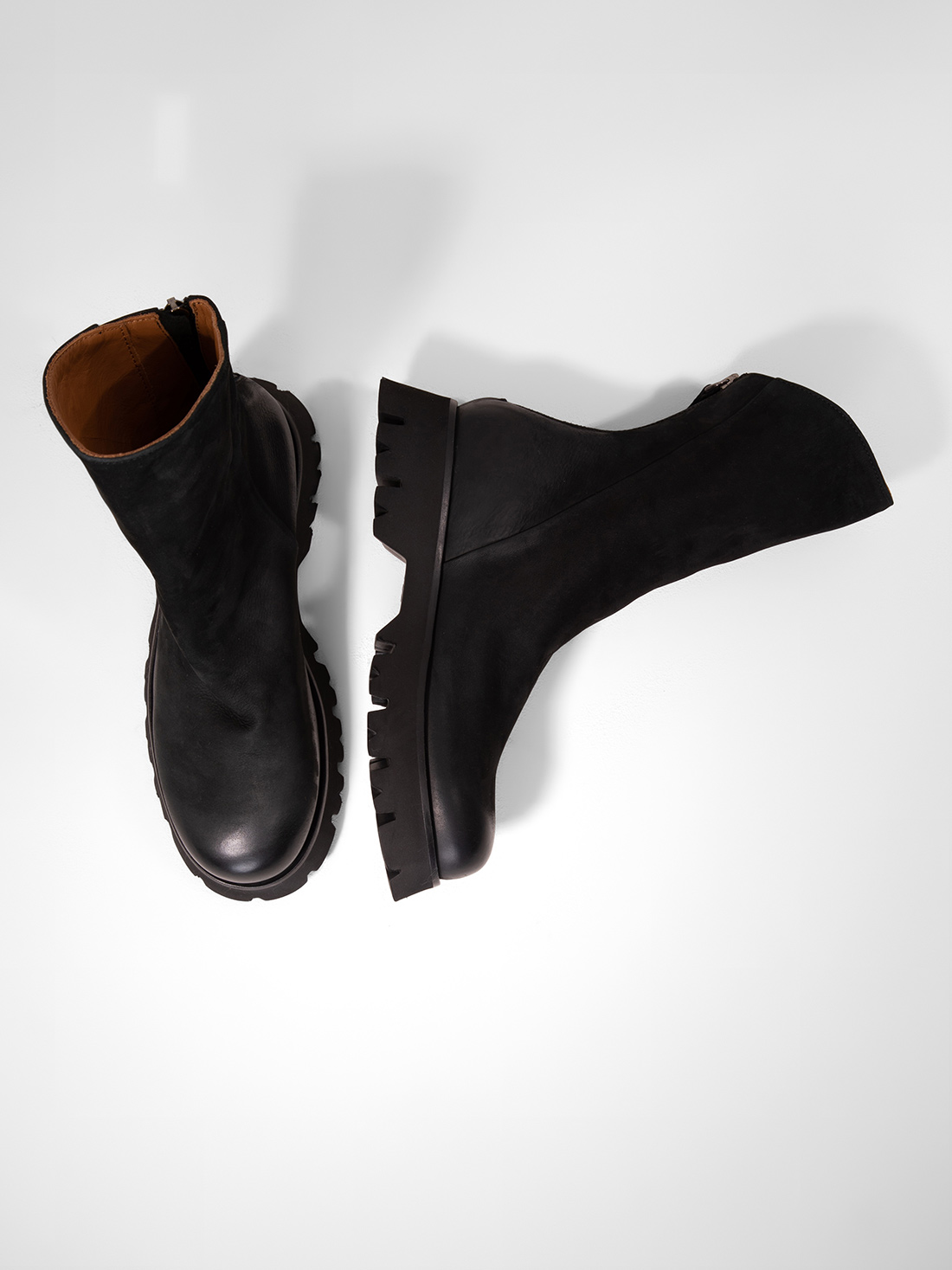 Detailansicht von Boots aus Leder mit asymmetrischem Schaft von THEA MIKA