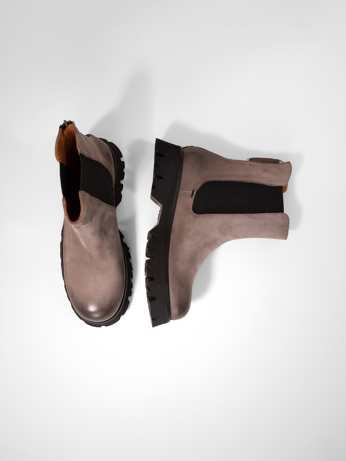 Detailansicht von Chelsea-Boots aus Leder von THEA MIKA