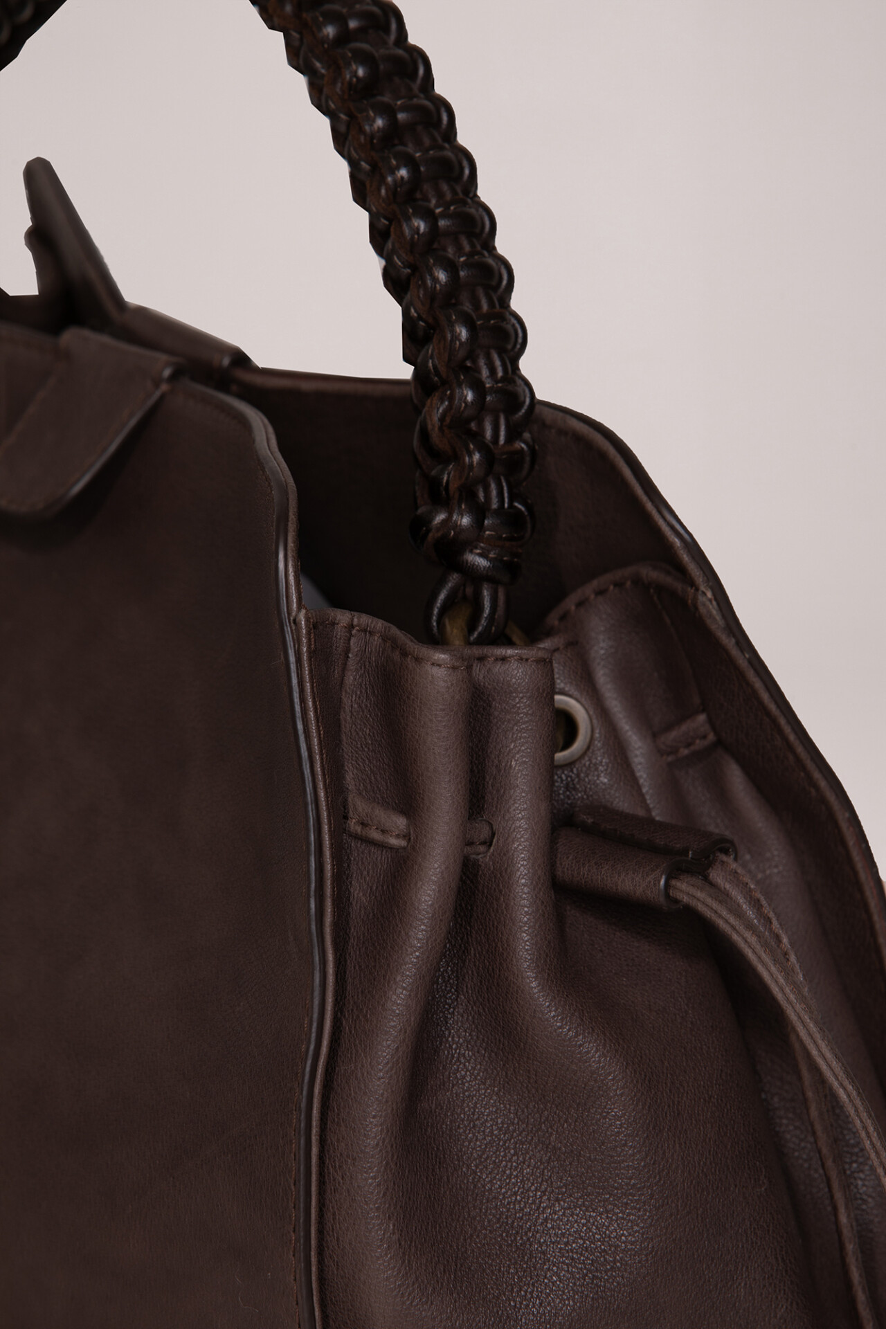 Detailansicht von Handtasche aus Leder von OFFICINE CREATIVE