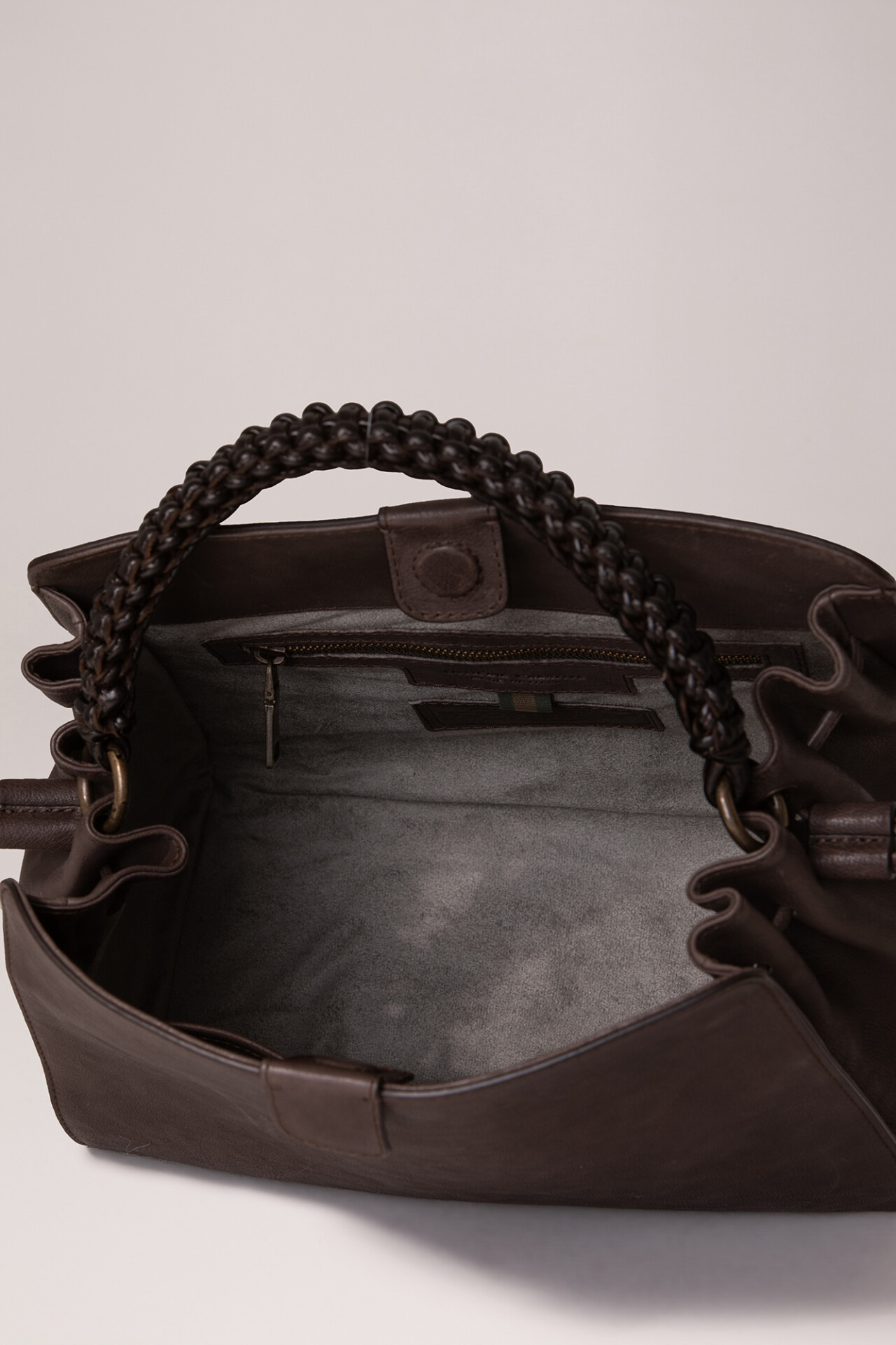 Detailansicht von Handtasche aus Leder von OFFICINE CREATIVE