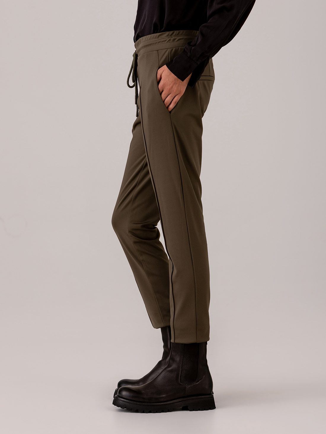 Detailansicht von Lässige Hose von ELIAS RUMELIS