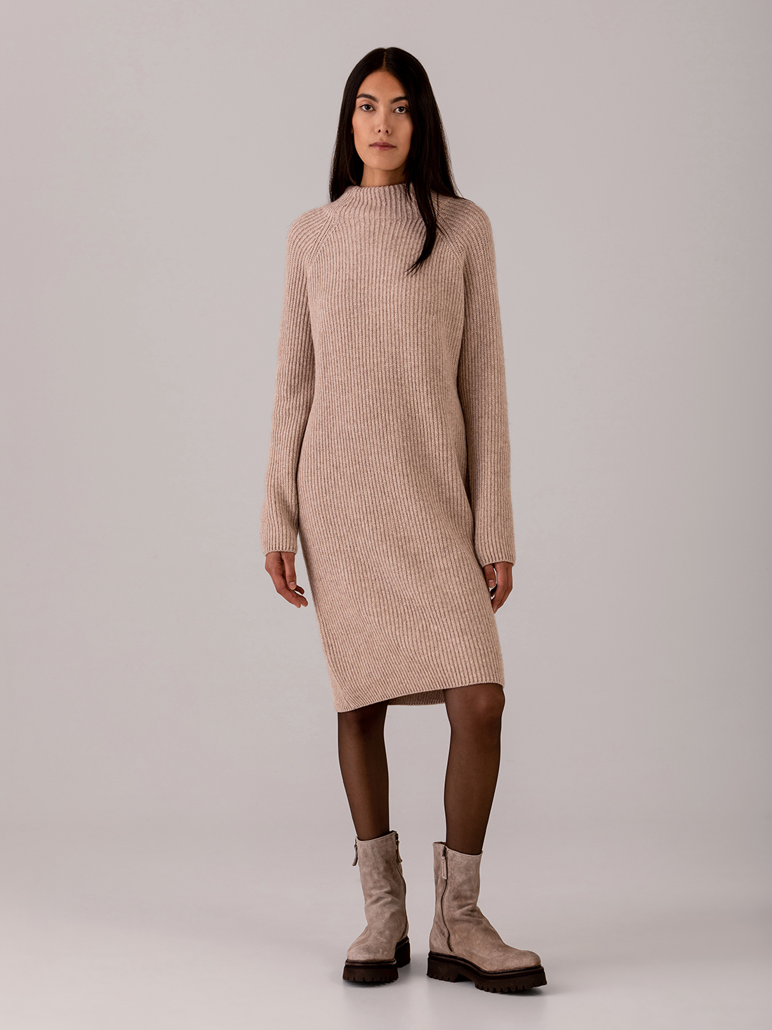 Detailansicht von Midi-Strickkleid von ARMEDANGELS