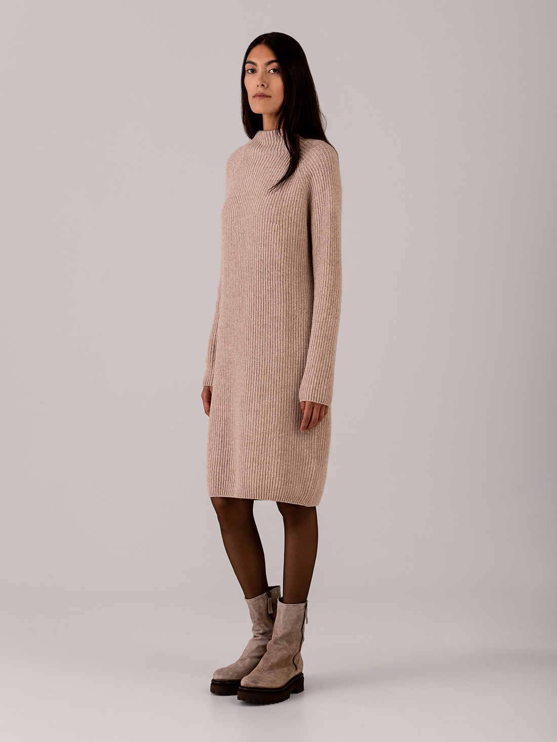 Detailansicht von Midi-Strickkleid von ARMEDANGELS