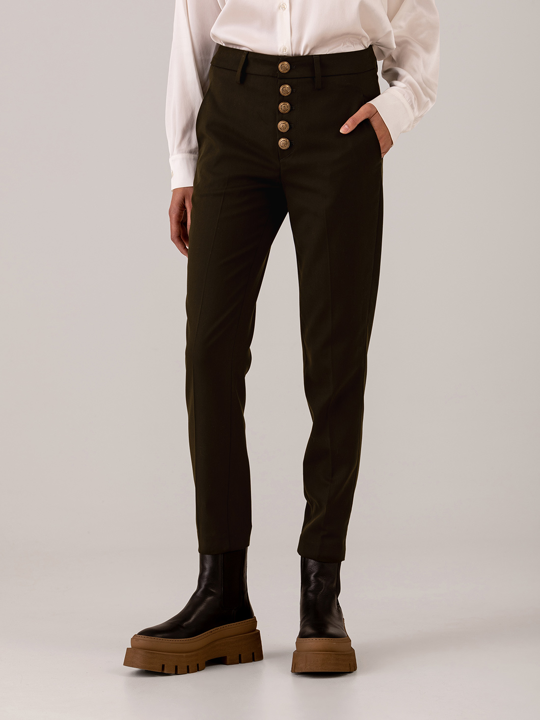 Detailansicht von Chinohose mit Knopfleiste von DONDUP