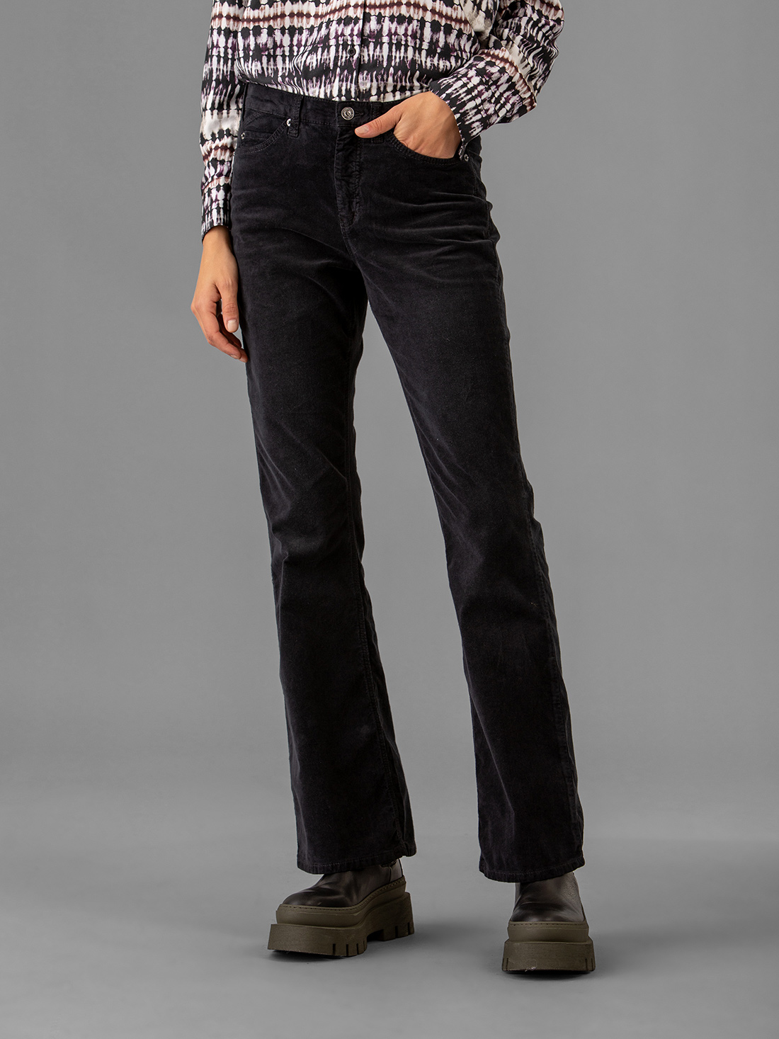 Detailansicht von Flared Hose aus Cord von MAC