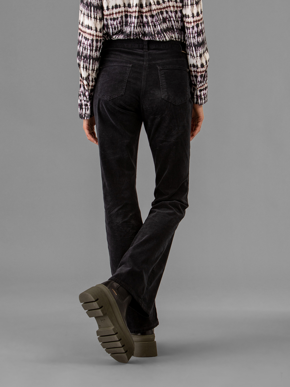 Detailansicht von Flared Hose aus Cord von MAC