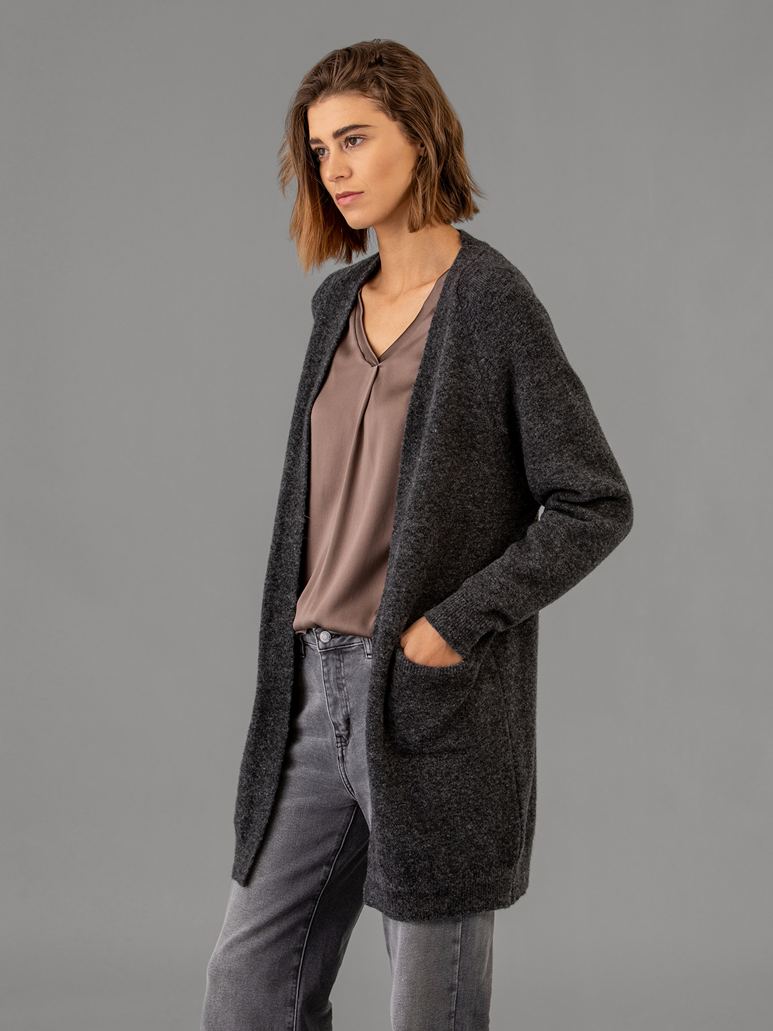 Detailansicht von Cardigan aus Merinowolle von SIBIN LINNEBJERG