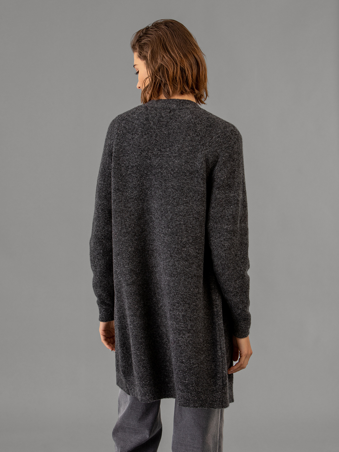 Detailansicht von Cardigan aus Merinowolle von SIBIN LINNEBJERG