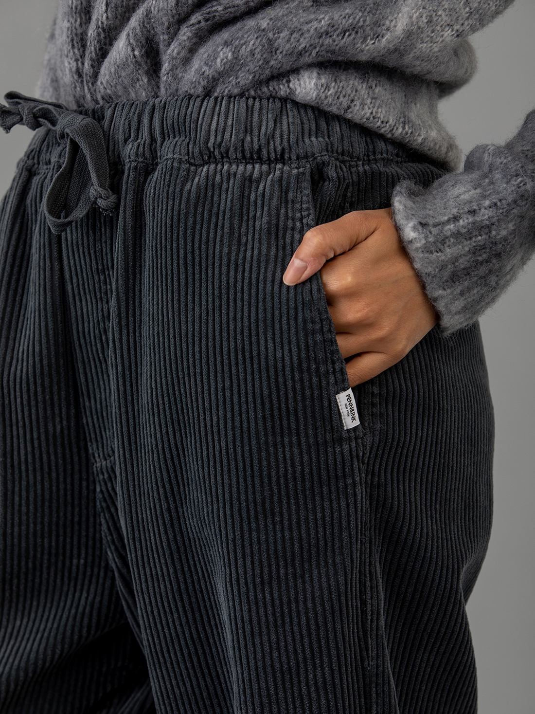 Detailansicht von Weite Hose aus Cord von PENN & INK