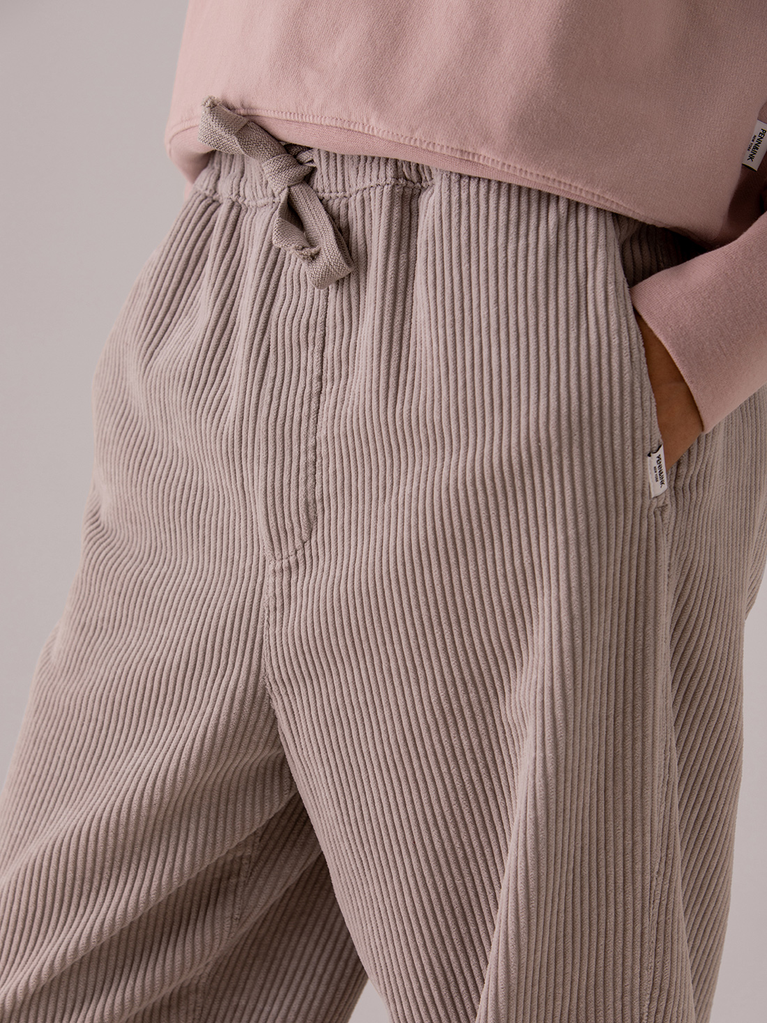 Detailansicht von Weite Hose aus Cord von PENN & INK