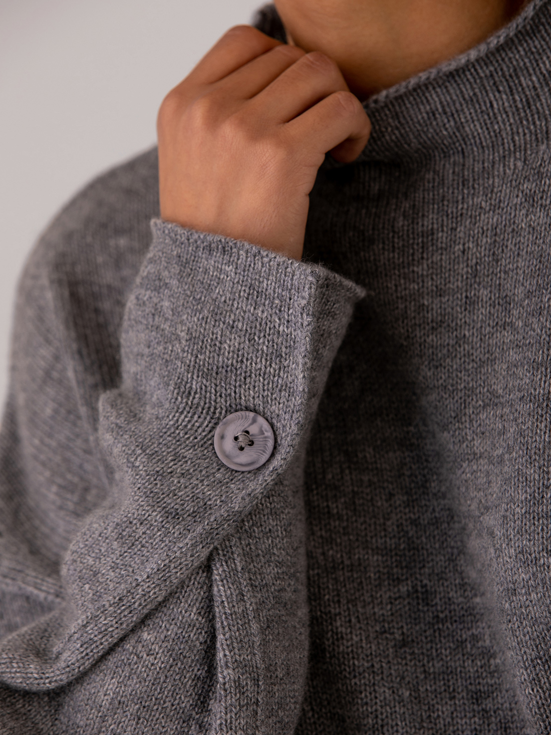 Detailansicht von Oversized Turtleneck Pullover von 360 CASHMERE