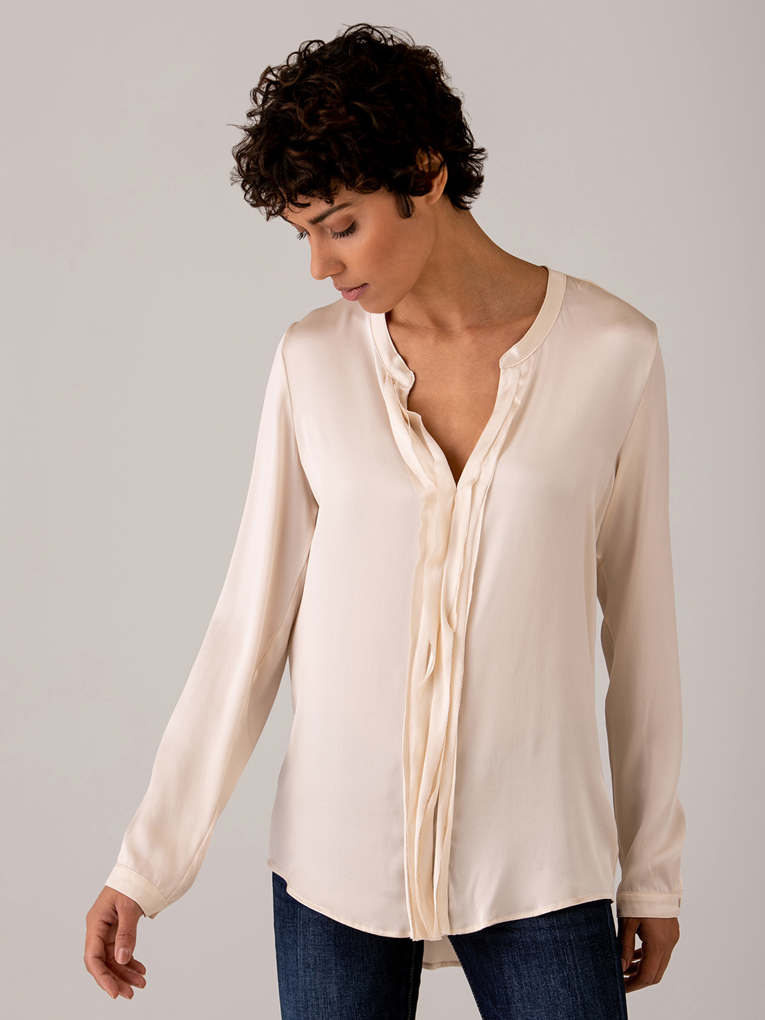 Detailansicht von Seidenbluse mit Rüschung von DANIELS