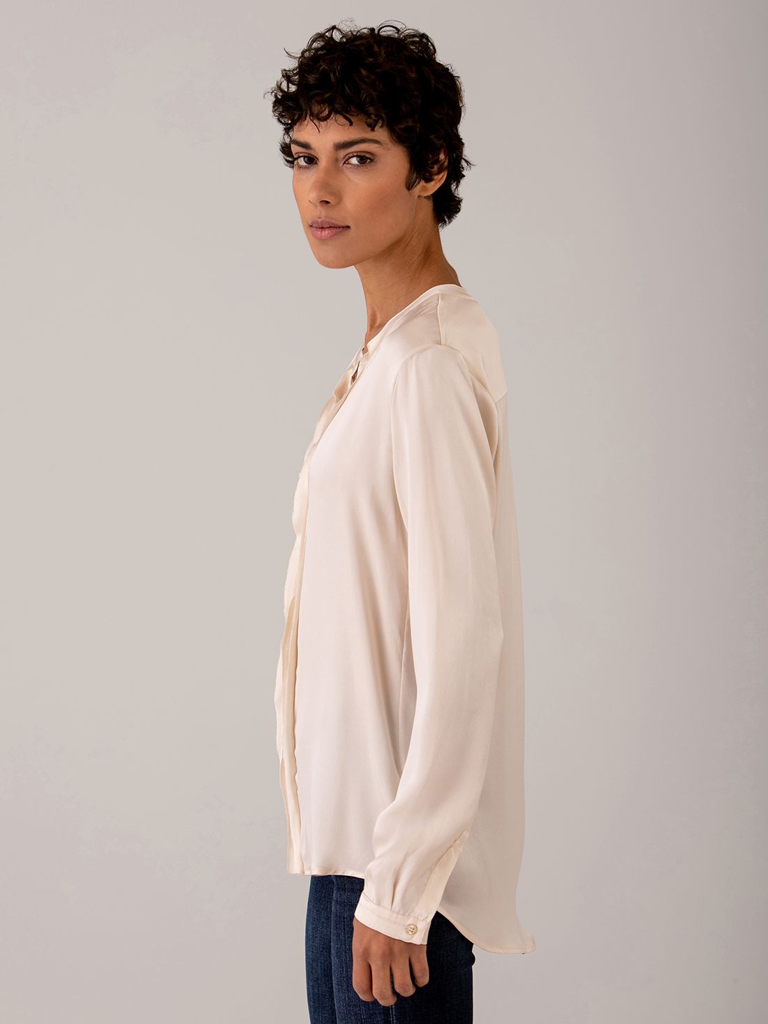 Detailansicht von Seidenbluse mit Rüschung von DANIELS