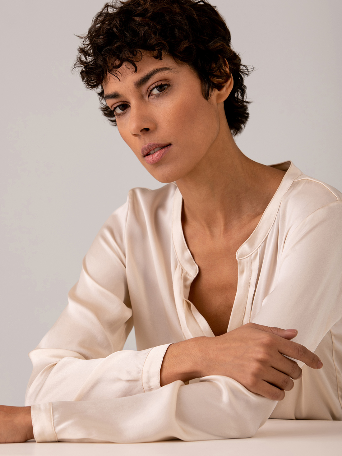 Detailansicht von Seidenbluse mit Rüschung von DANIELS