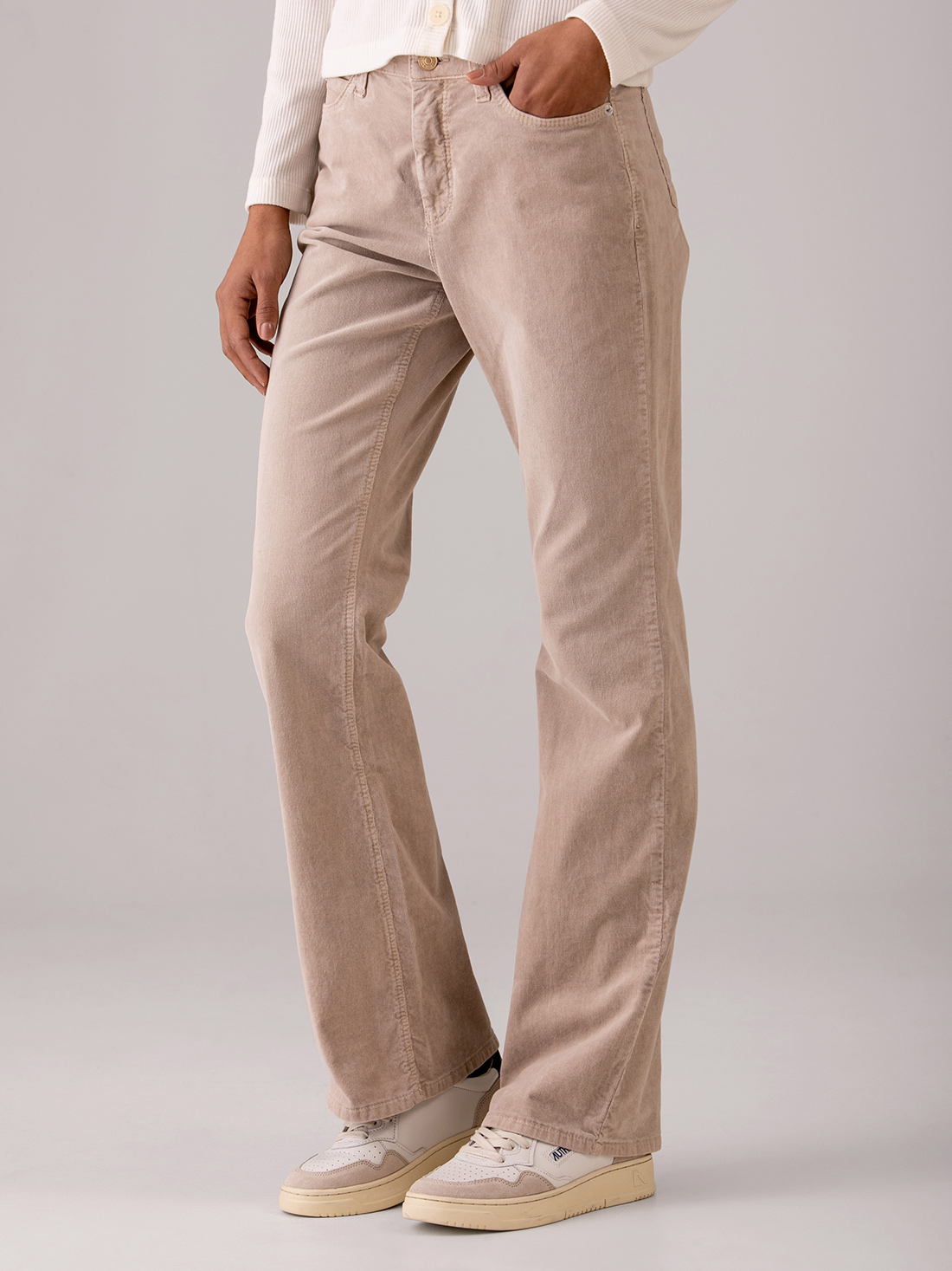 Detailansicht von Flared Hose aus Cord von MAC