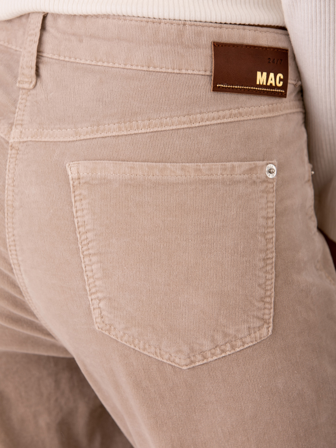 Detailansicht von Flared Hose aus Cord von MAC