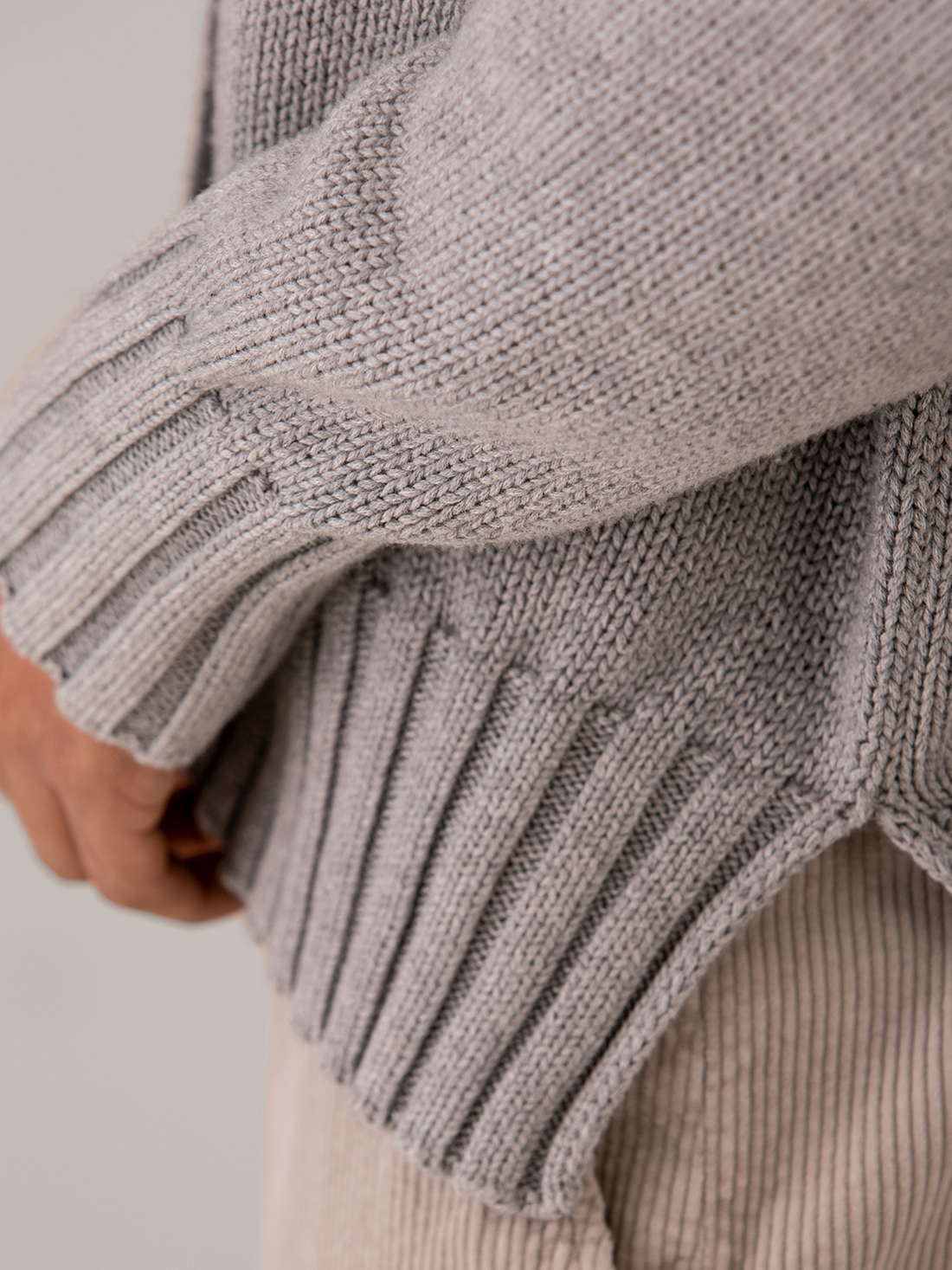 Detailansicht von Strickjacke aus Baumwolle von ARMEDANGELS