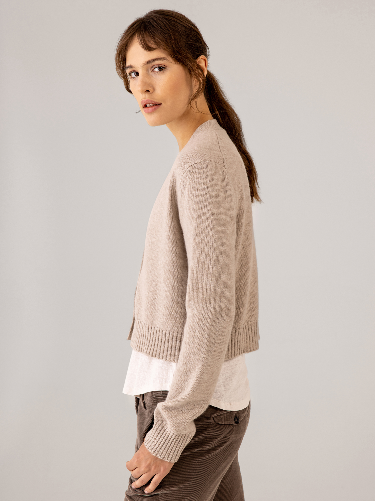 Detailansicht von Cropped Strickjacke aus Cashmere von LISA YANG