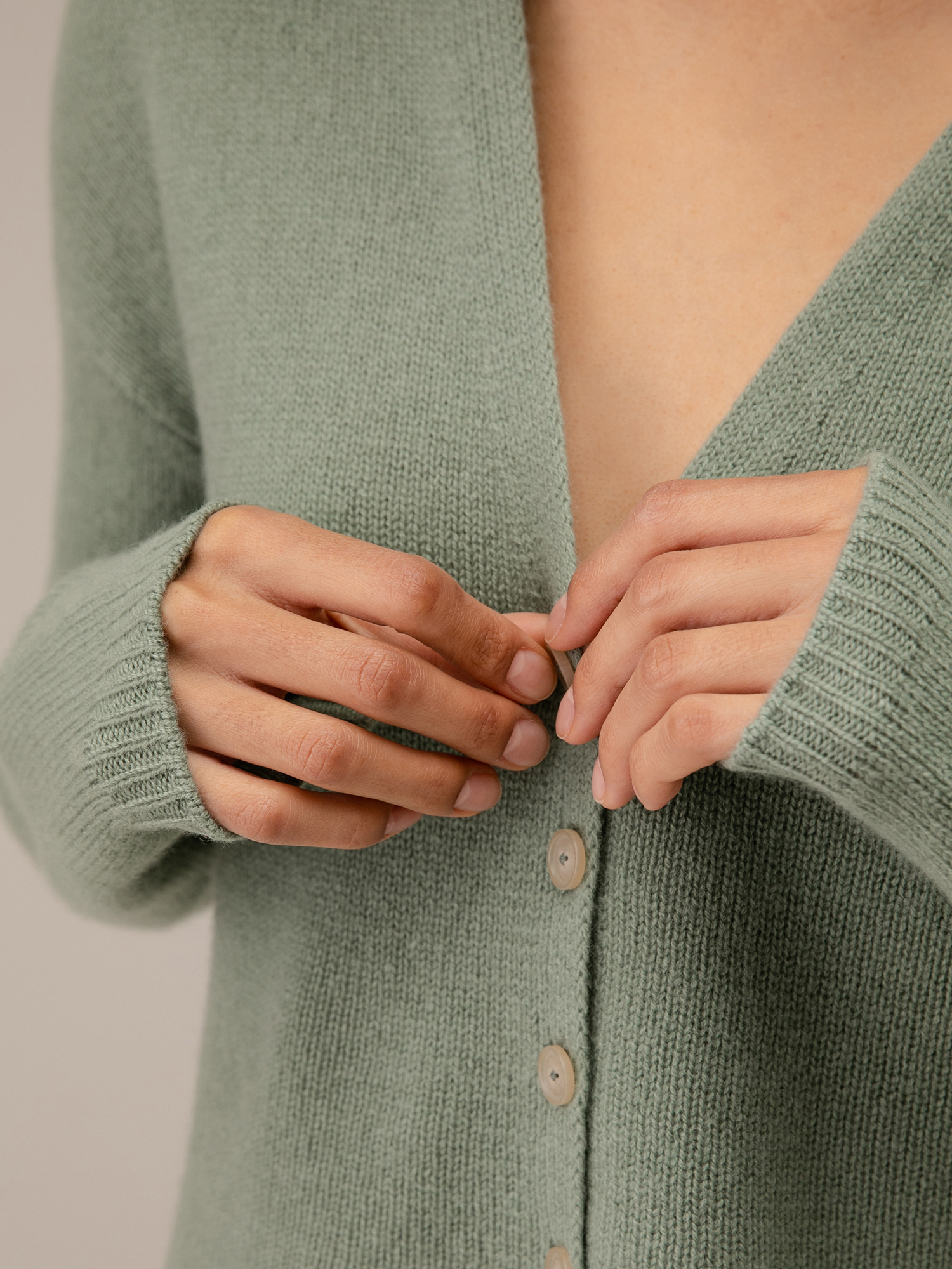 Detailansicht von Cropped Strickjacke aus Cashmere von DANIELS