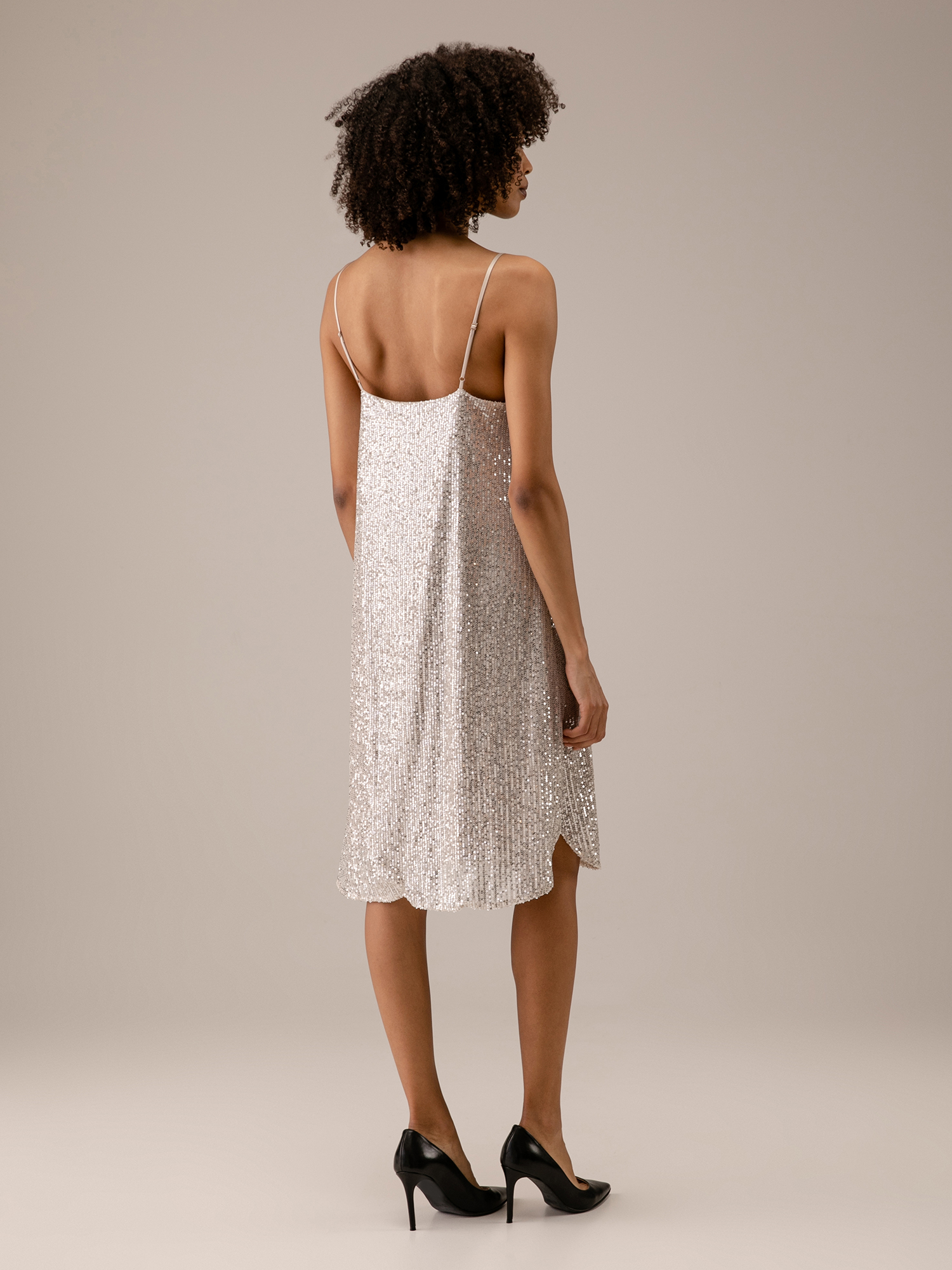 Detailansicht von Kurzes Paillettenkleid von JADICTED