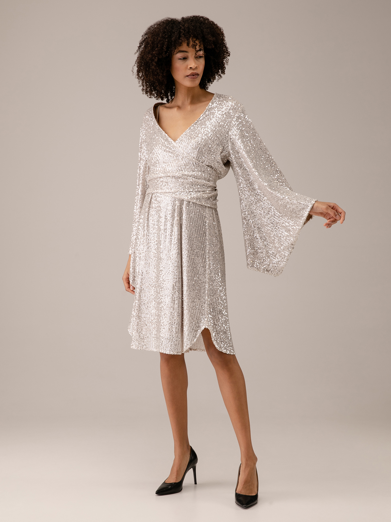 Detailansicht von Kurze Paillettenbluse von JADICTED