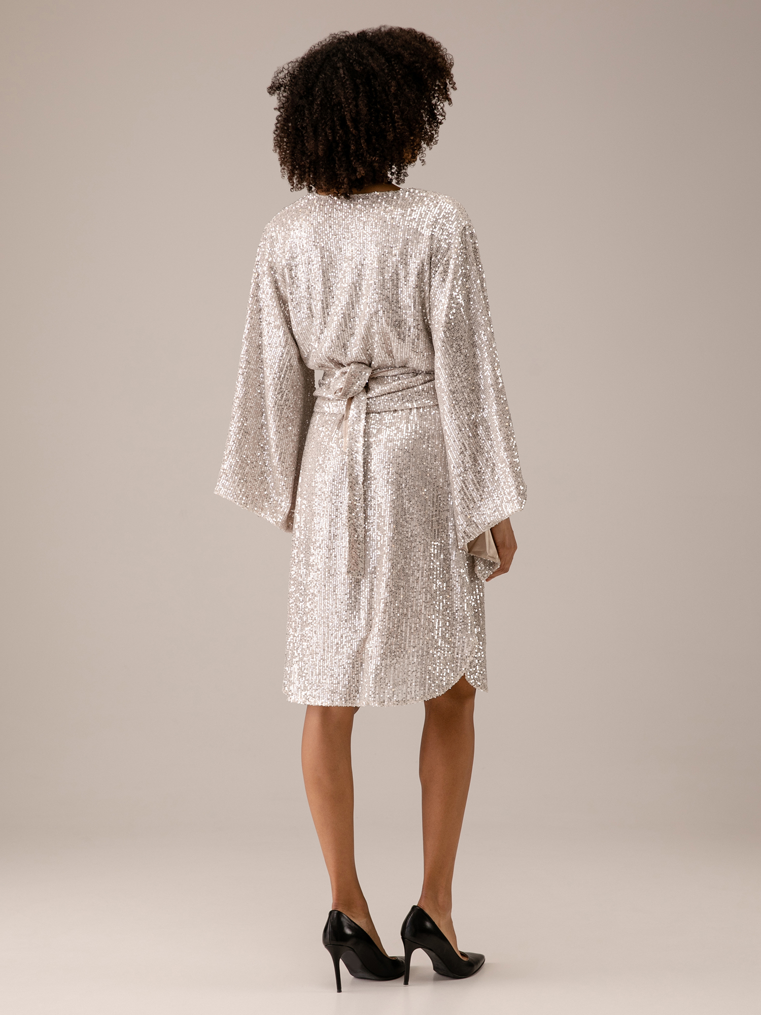 Detailansicht von Kurze Paillettenbluse von JADICTED