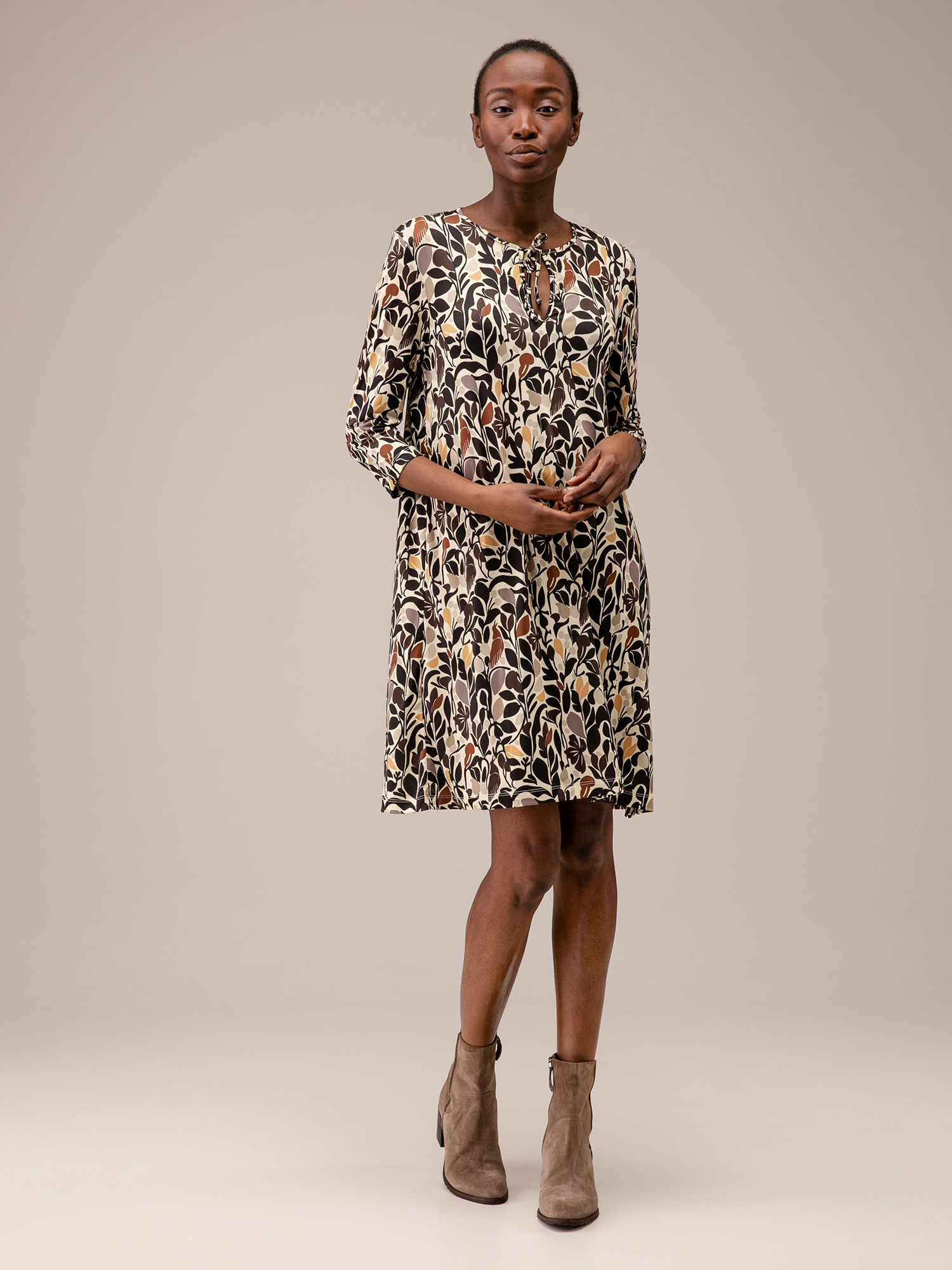 Detailansicht von Kurzes Blusenkleid von DANIELS