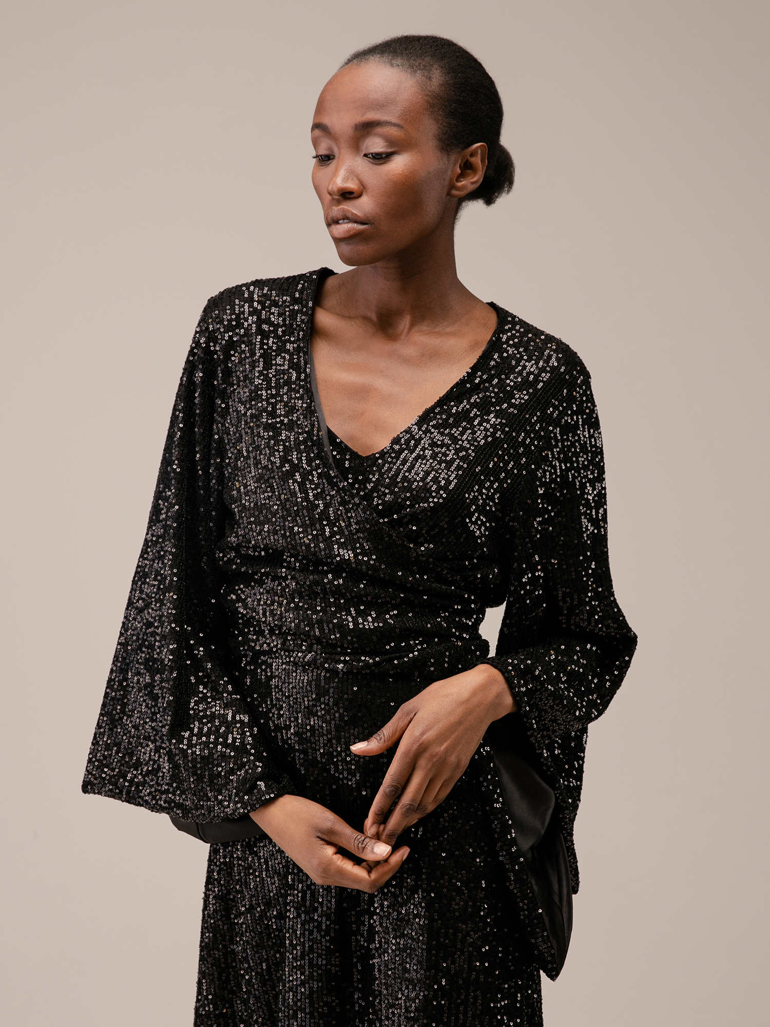 Detailansicht von Kurze Paillettenbluse von JADICTED