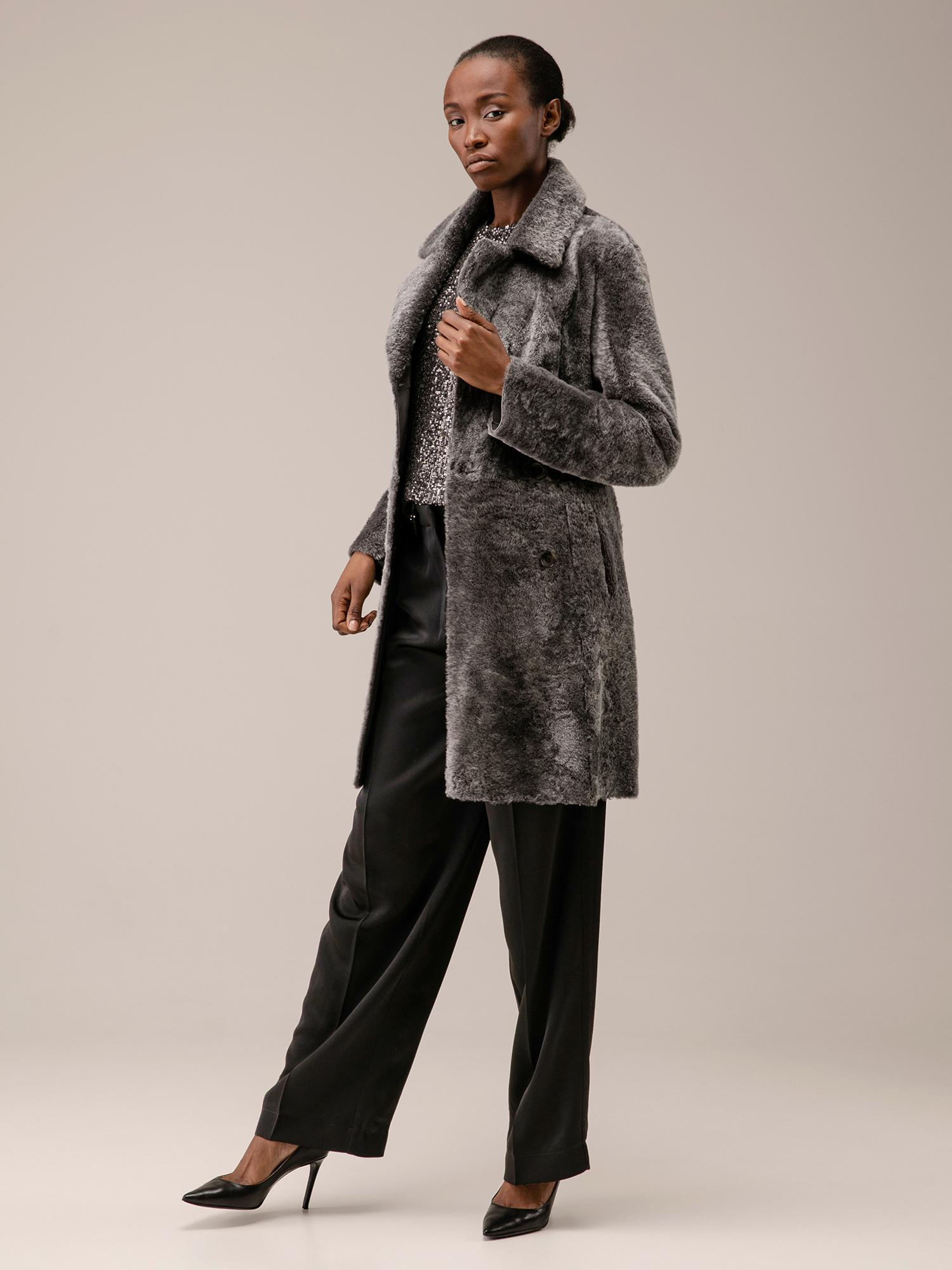 Detailansicht von Wendbarer Lammfellmantel von BENEDETTA NOVI