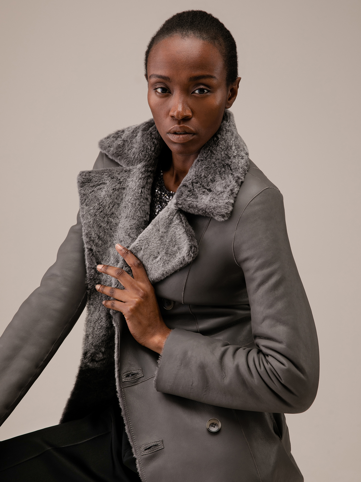 Detailansicht von Wendbarer Lammfellmantel von BENEDETTA NOVI