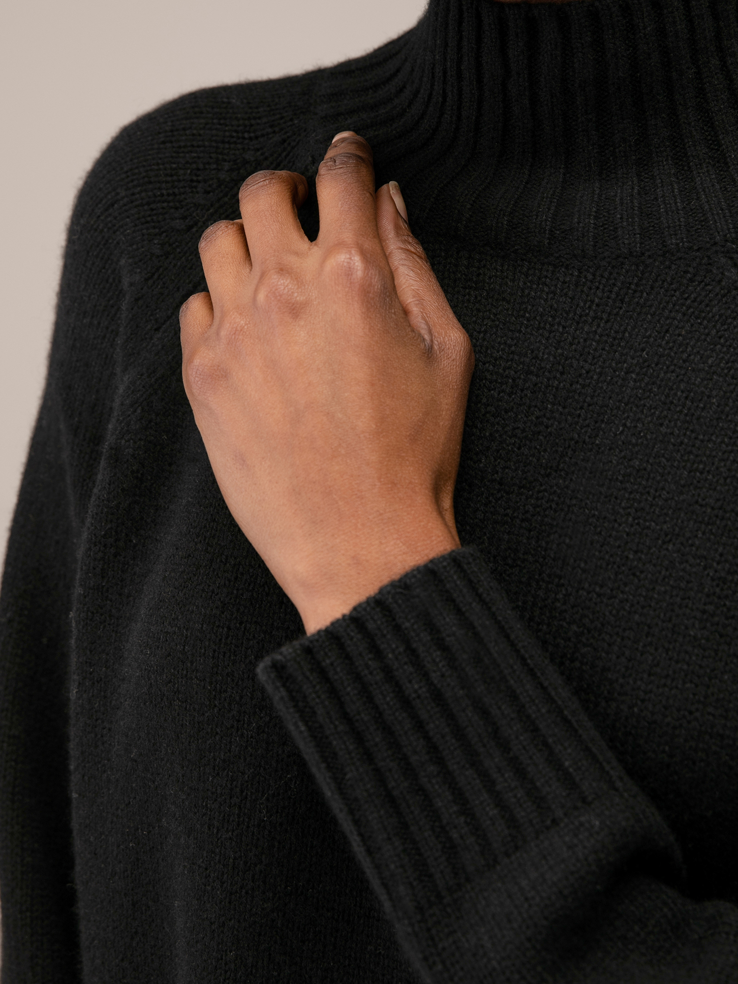 Detailansicht von Turtleneck Pullover aus Schurwolle von ALLUDE