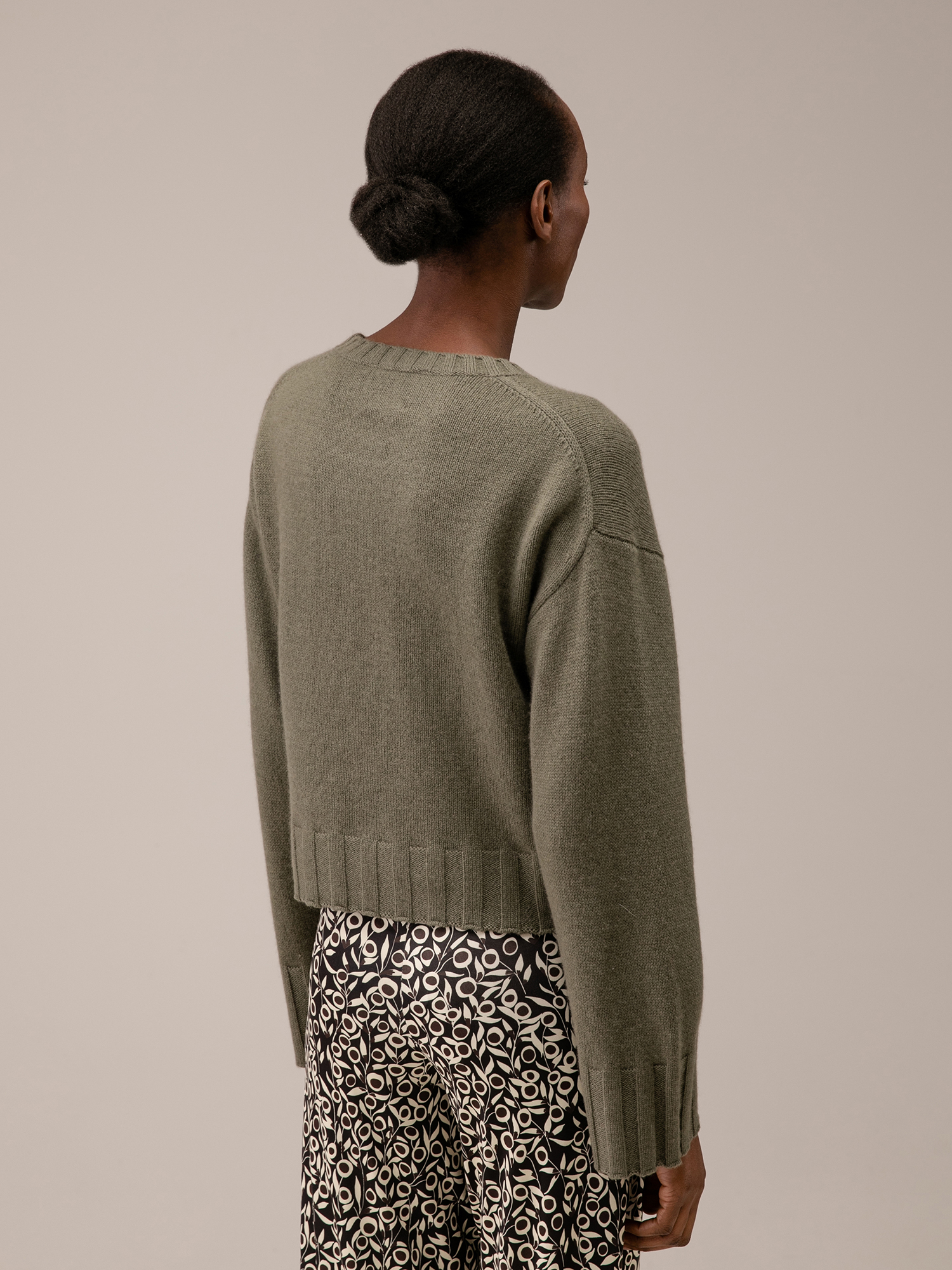 Detailansicht von Cropped Pullover aus Schurwolle von ALLUDE