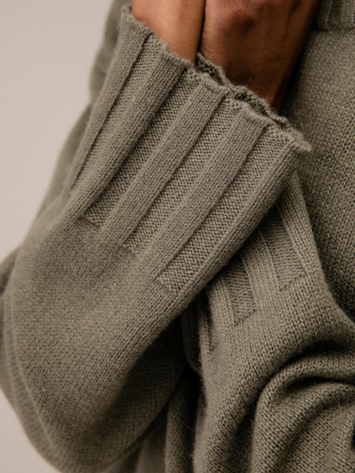 Detailansicht von Cropped Pullover aus Schurwolle von ALLUDE