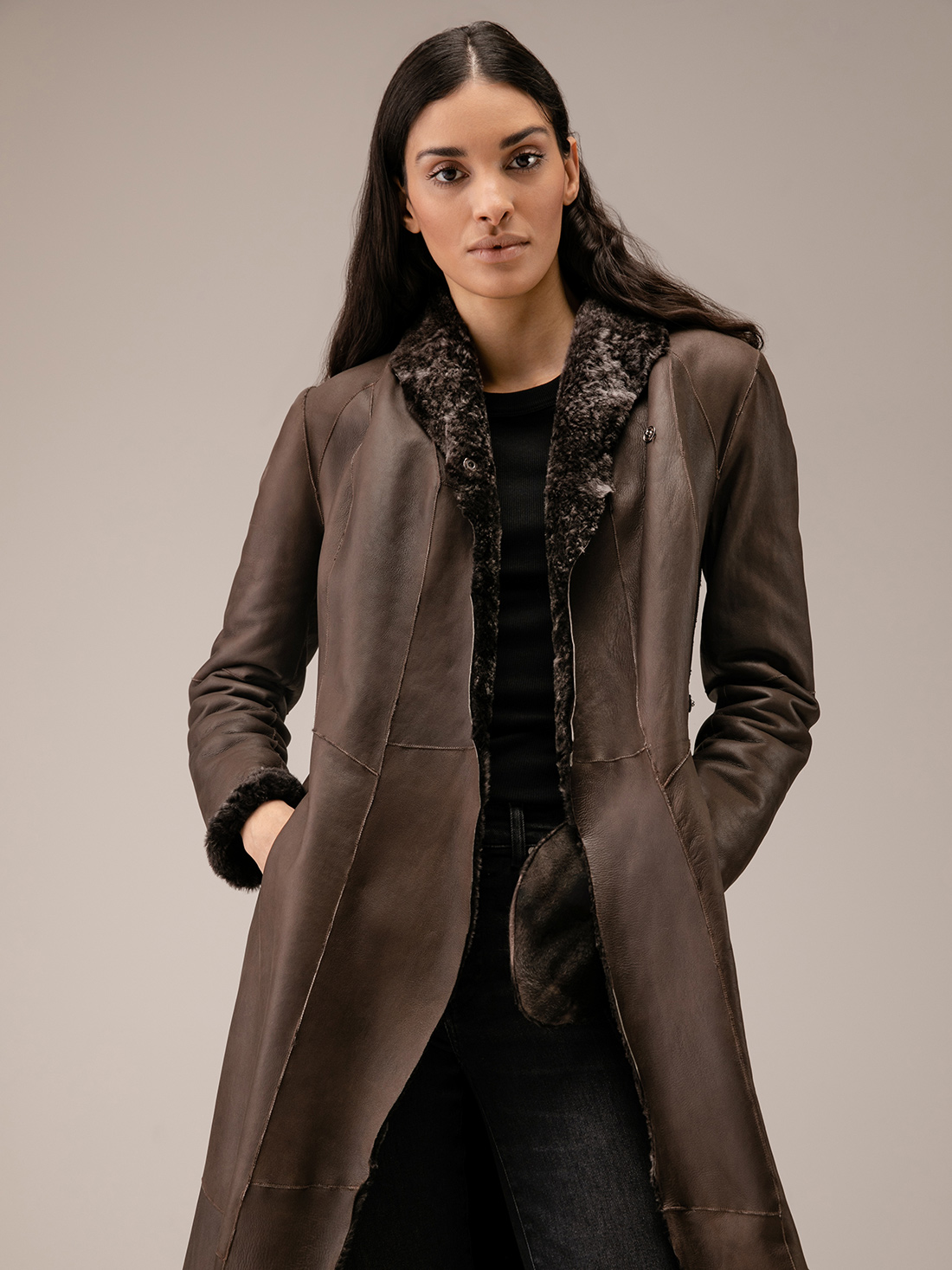 Detailansicht von Wendbarer Lammledermantel von GIORGIO BRATO