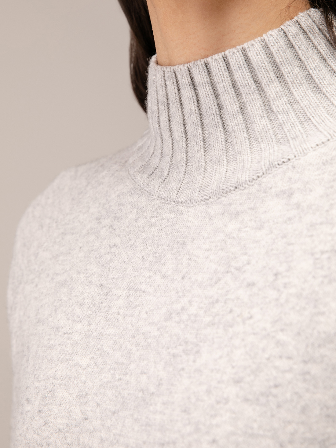 Detailansicht von Strickkleid aus Baumwolle von ARMEDANGELS